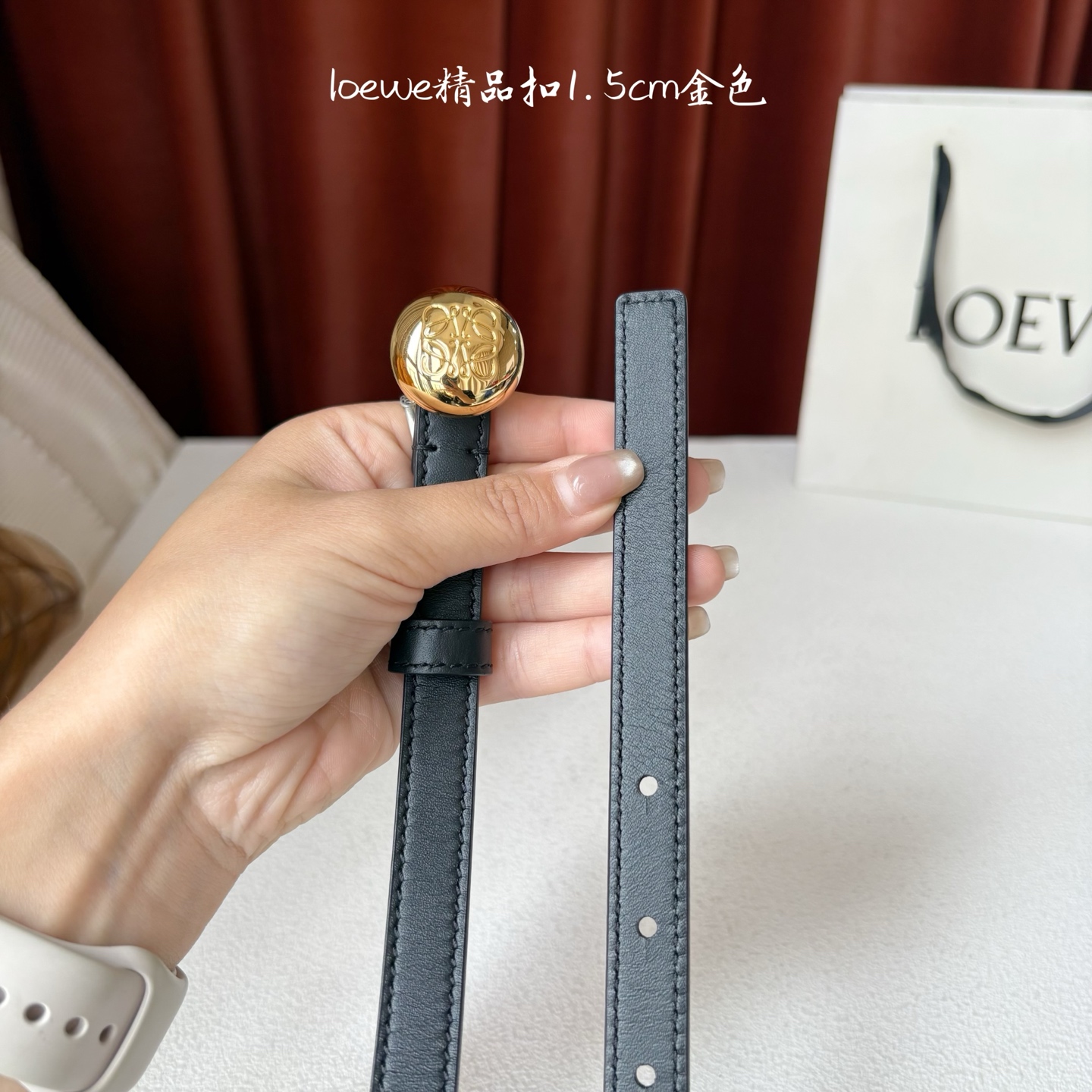 罗意威新款光滑牛皮革腰带，饰以金属LOEWE品牌标志logo，宽1.5cm，五孔调节。颜色：黑色