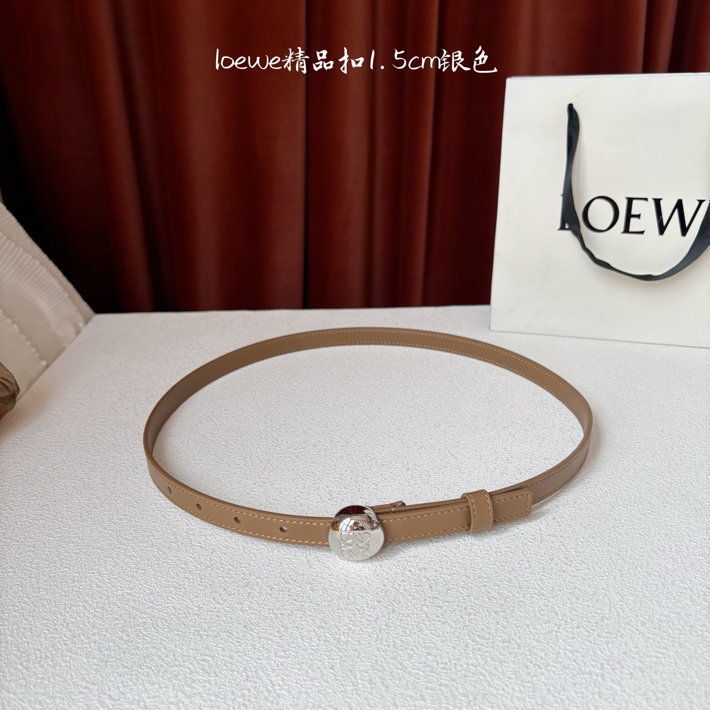 罗意威新款光滑牛皮革腰带，饰以金属LOEWE品牌标志logo，宽1.5cm，五孔调节。颜色：橡木色