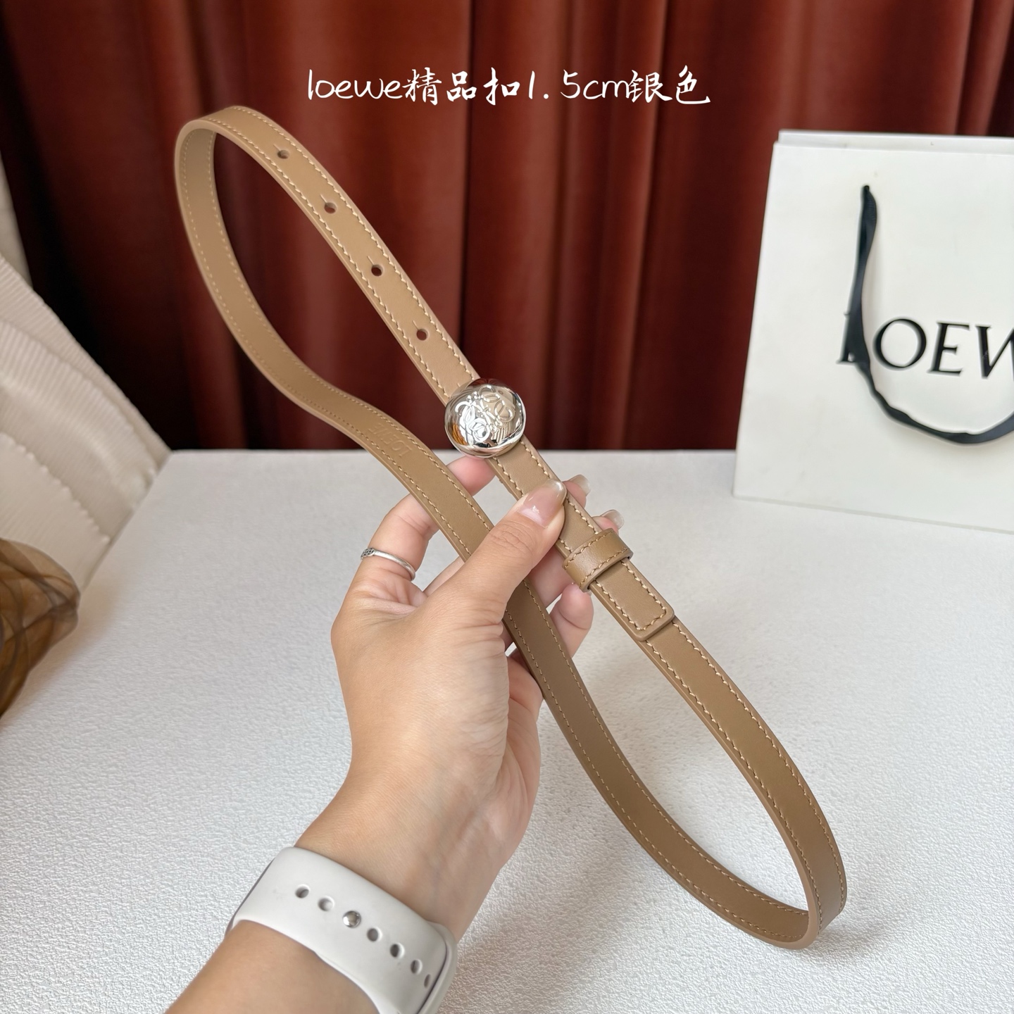 罗意威新款光滑牛皮革腰带，饰以金属LOEWE品牌标志logo，宽1.5cm，五孔调节。颜色：橡木色