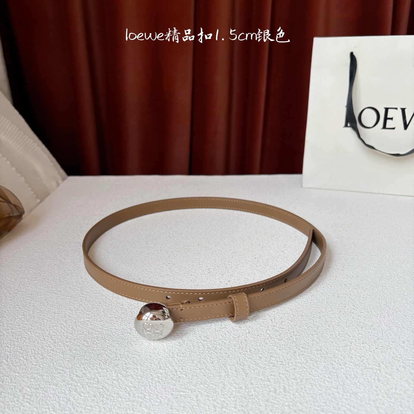 罗意威新款光滑牛皮革腰带，饰以金属LOEWE品牌标志logo，宽1.5cm，五孔调节。颜色：橡木色