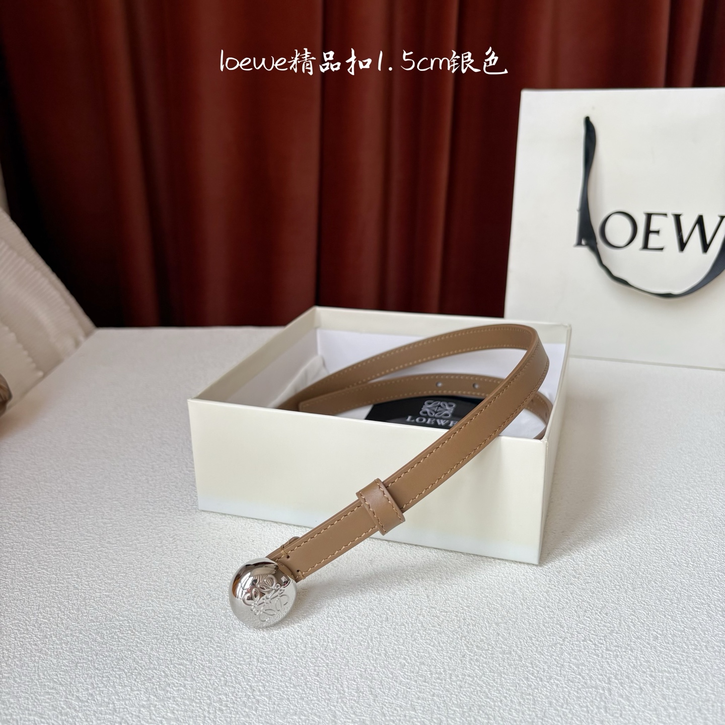 罗意威新款光滑牛皮革腰带，饰以金属LOEWE品牌标志logo，宽1.5cm，五孔调节。颜色：橡木色