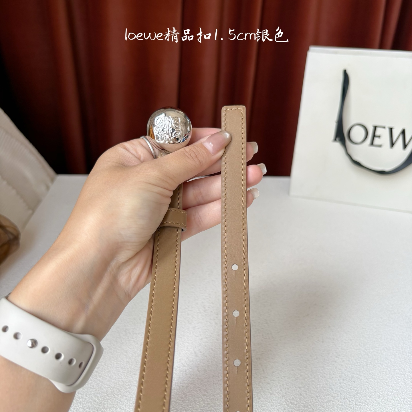 罗意威新款光滑牛皮革腰带，饰以金属LOEWE品牌标志logo，宽1.5cm，五孔调节。颜色：橡木色