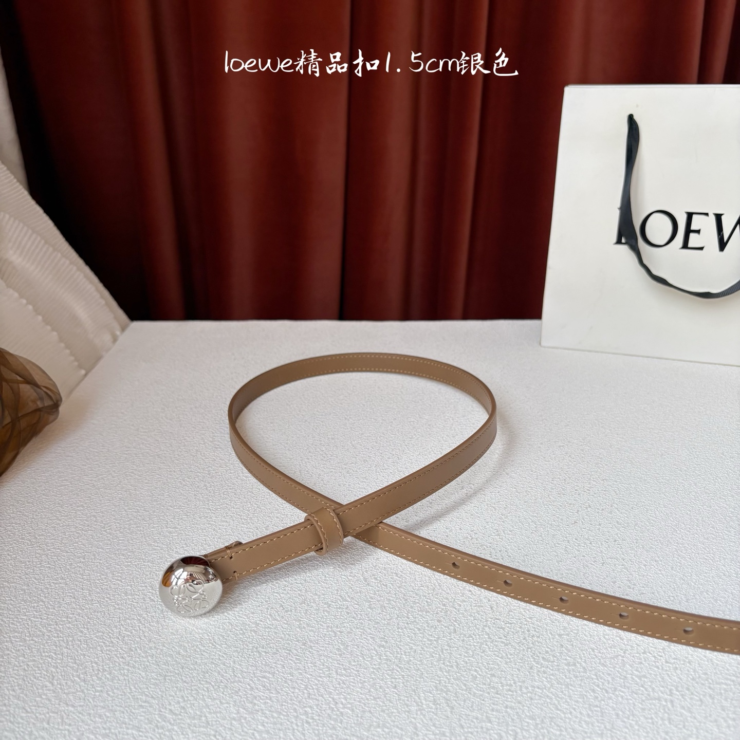 罗意威新款光滑牛皮革腰带，饰以金属LOEWE品牌标志logo，宽1.5cm，五孔调节。颜色：橡木色