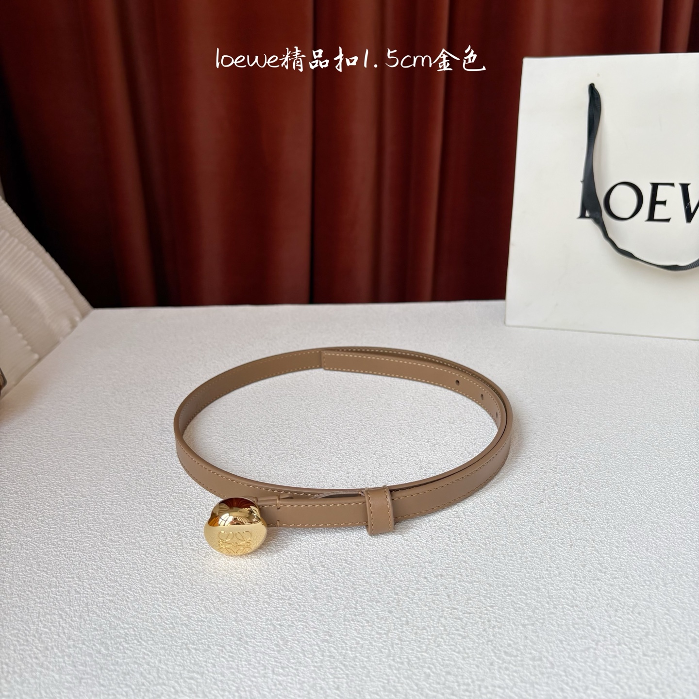 罗意威新款光滑牛皮革腰带，饰以金属LOEWE品牌标志logo，宽1.5cm，五孔调节。颜色：橡木色