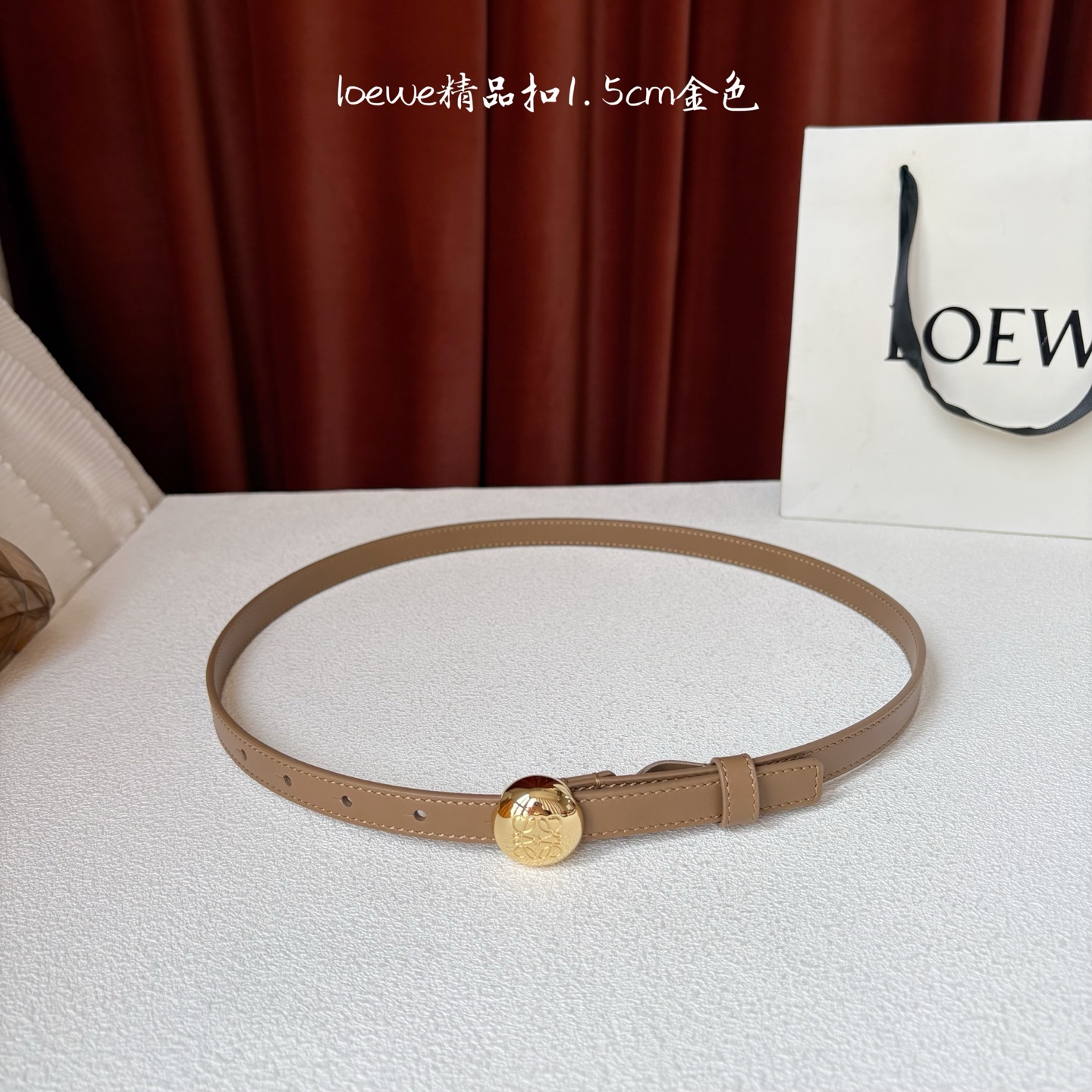 罗意威新款光滑牛皮革腰带，饰以金属LOEWE品牌标志logo，宽1.5cm，五孔调节。颜色：橡木色