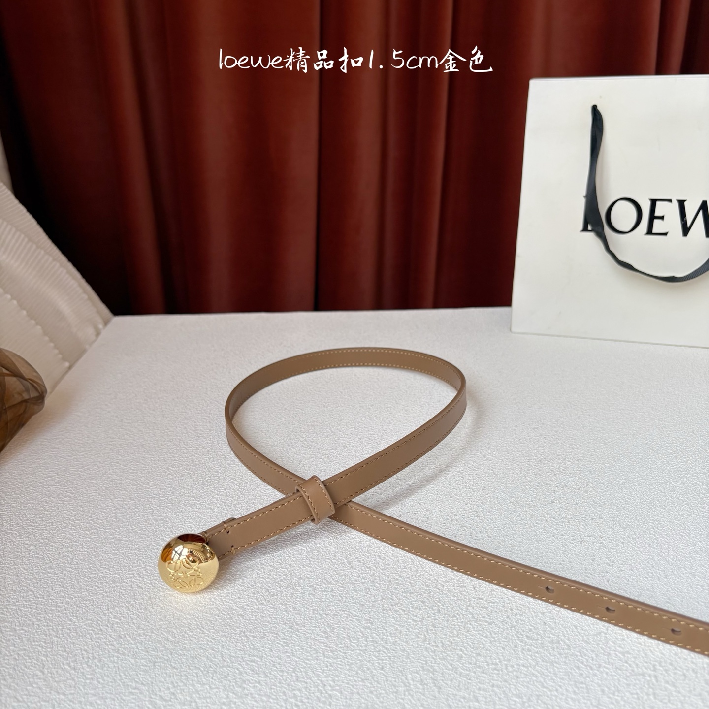 罗意威新款光滑牛皮革腰带，饰以金属LOEWE品牌标志logo，宽1.5cm，五孔调节。颜色：橡木色