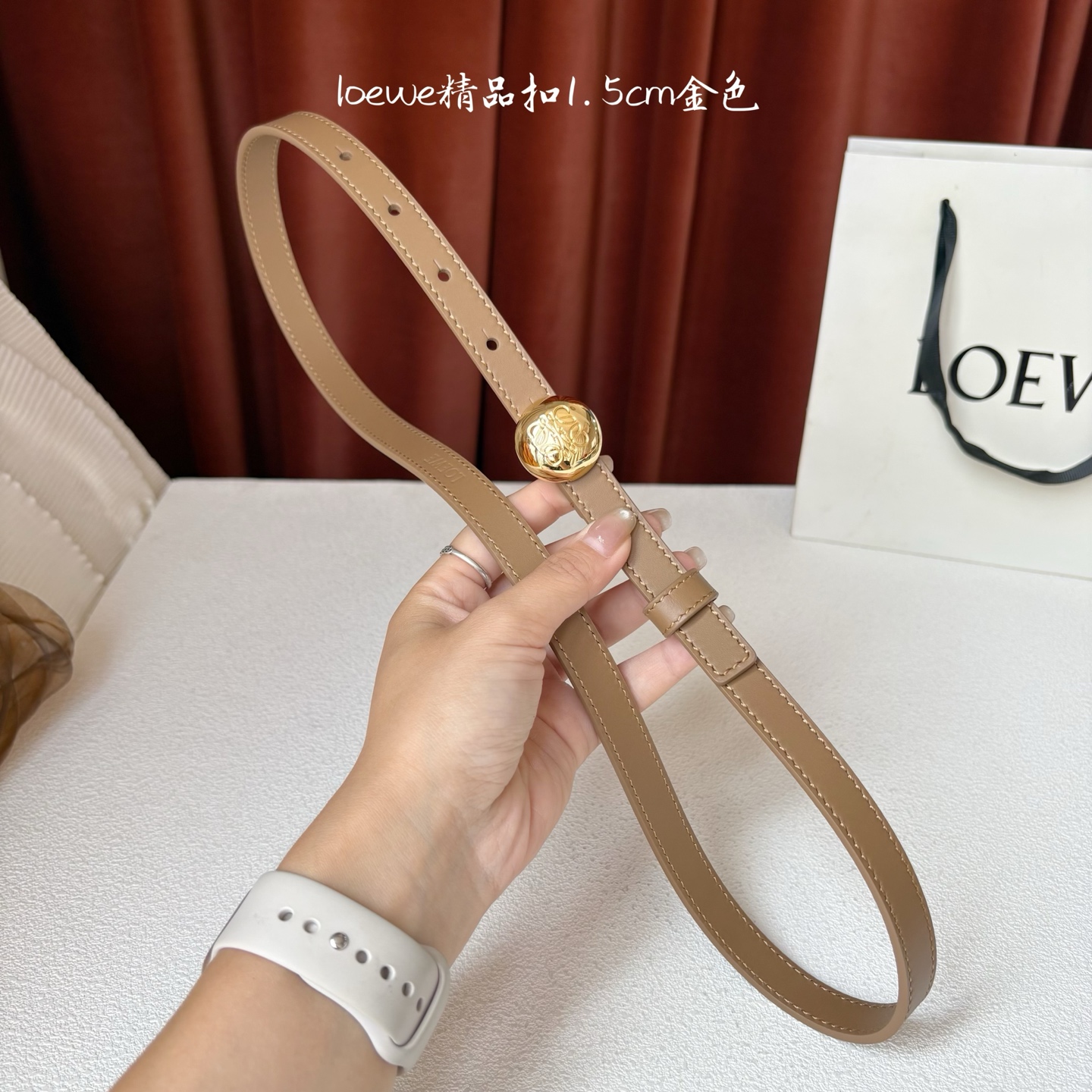 罗意威新款光滑牛皮革腰带，饰以金属LOEWE品牌标志logo，宽1.5cm，五孔调节。颜色：橡木色