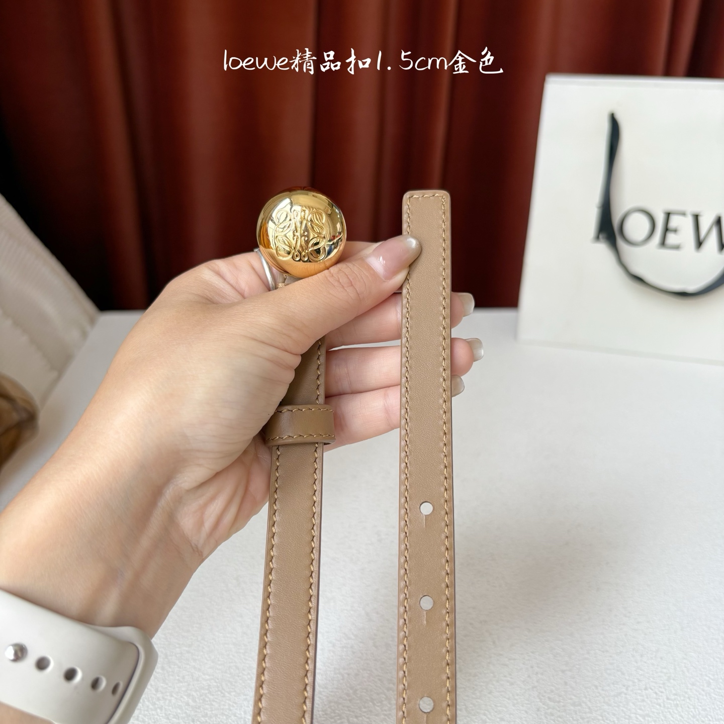 罗意威新款光滑牛皮革腰带，饰以金属LOEWE品牌标志logo，宽1.5cm，五孔调节。颜色：橡木色