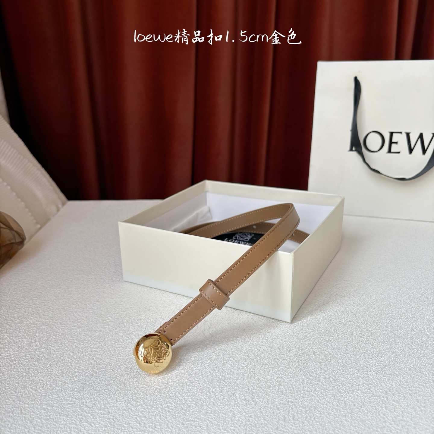 罗意威新款光滑牛皮革腰带，饰以金属LOEWE品牌标志logo，宽1.5cm，五孔调节。颜色：橡木色