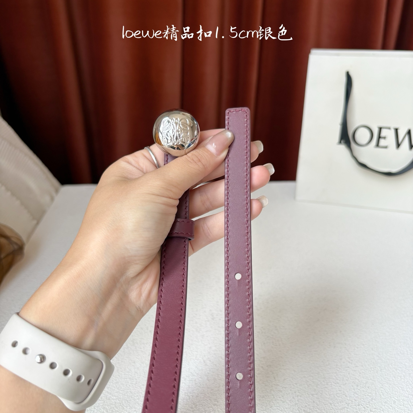 罗意威新款光滑牛皮革腰带，饰以金属LOEWE品牌标志logo，宽1.5cm，五孔调节。颜色：酒红色