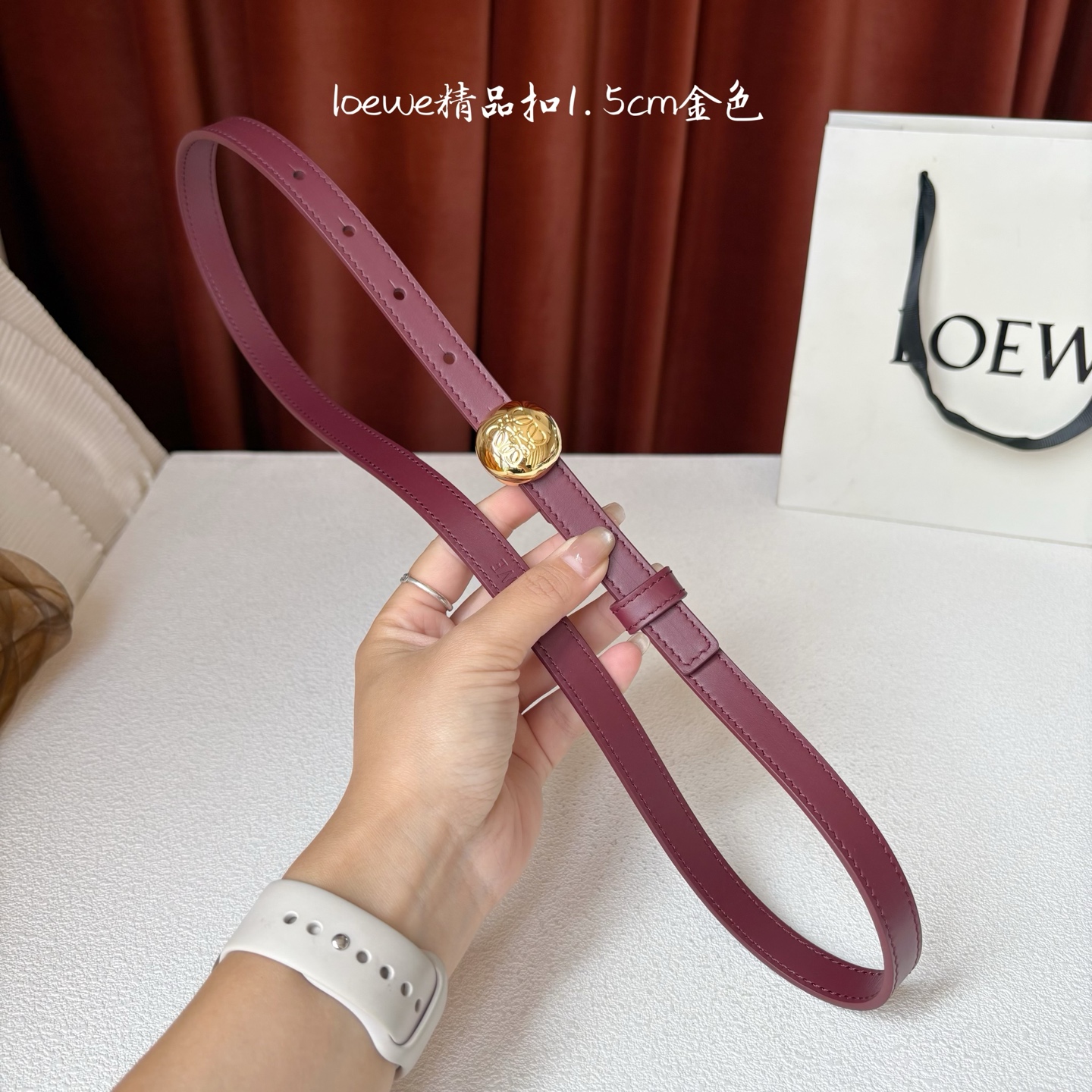 罗意威新款光滑牛皮革腰带，饰以金属LOEWE品牌标志logo，宽1.5cm，五孔调节。颜色：酒红色