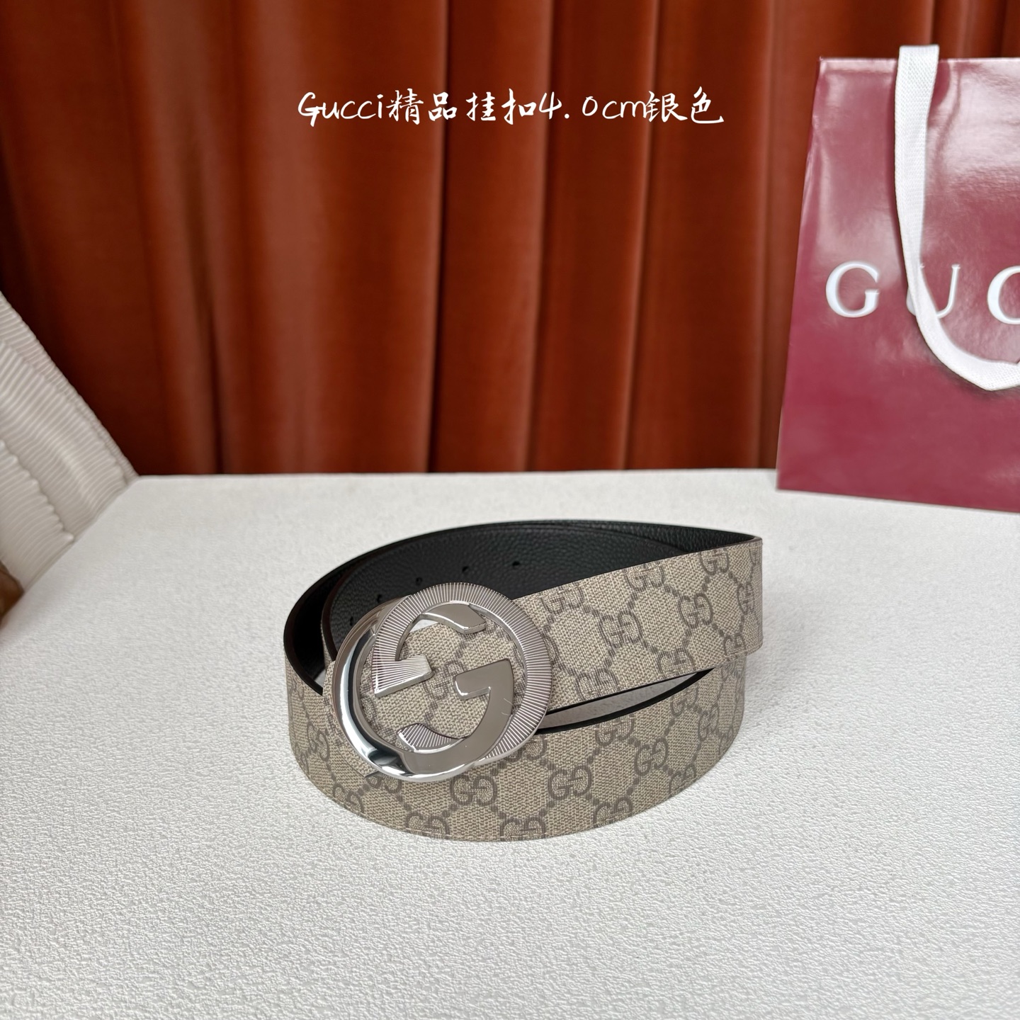 Gucci一面Pvc印花面，一面原版皮底，搭配可拆卸互扣式双G搭扣，两面可用，潮流时尚，大方百搭。