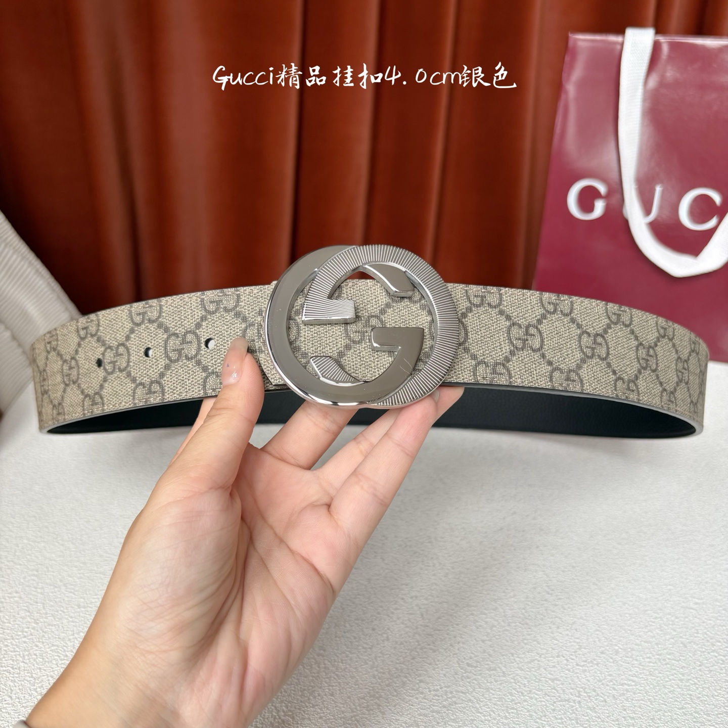 Gucci一面Pvc印花面，一面原版皮底，搭配可拆卸互扣式双G搭扣，两面可用，潮流时尚，大方百搭。