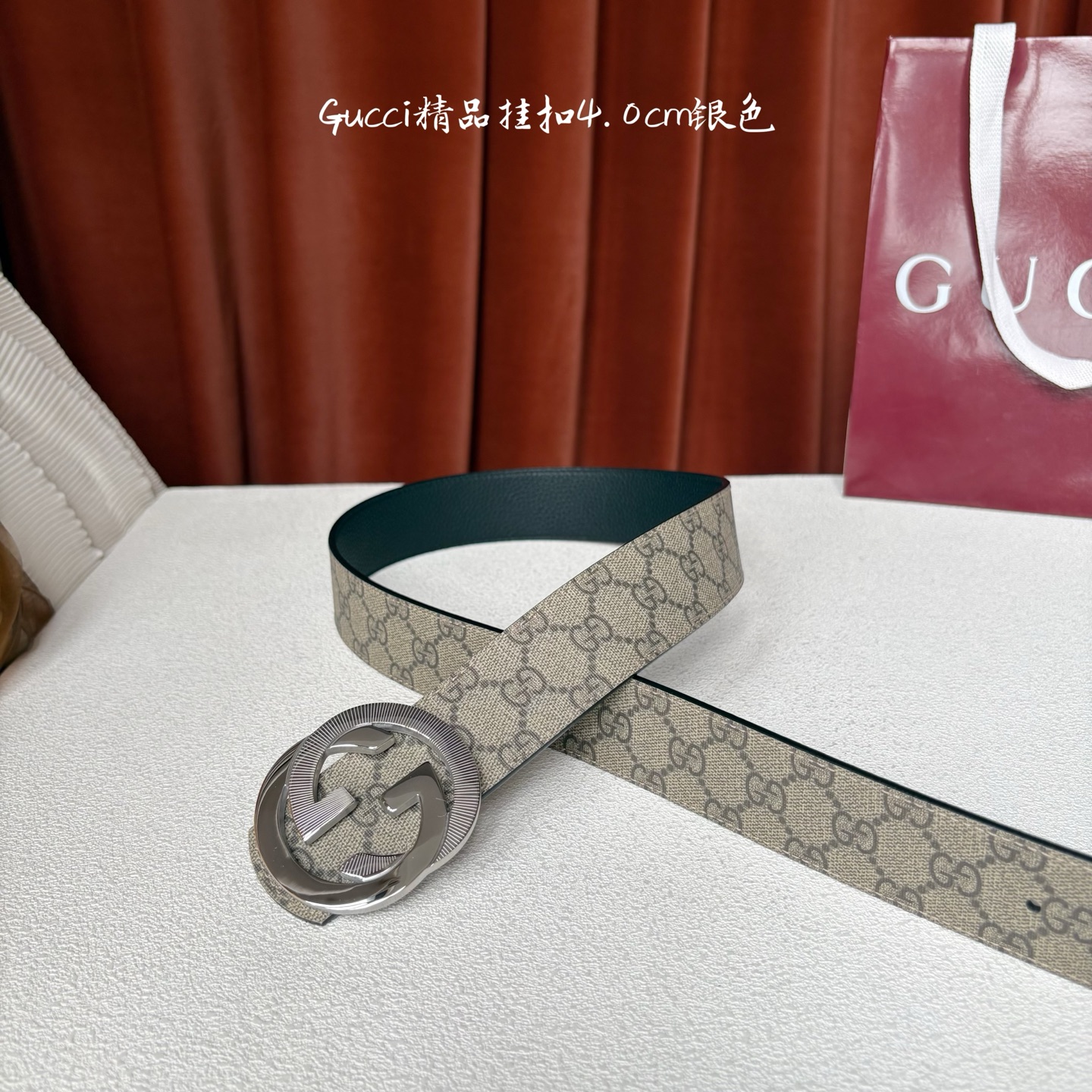 Gucci一面Pvc印花面，一面原版皮底，搭配可拆卸互扣式双G搭扣，两面可用，潮流时尚，大方百搭。