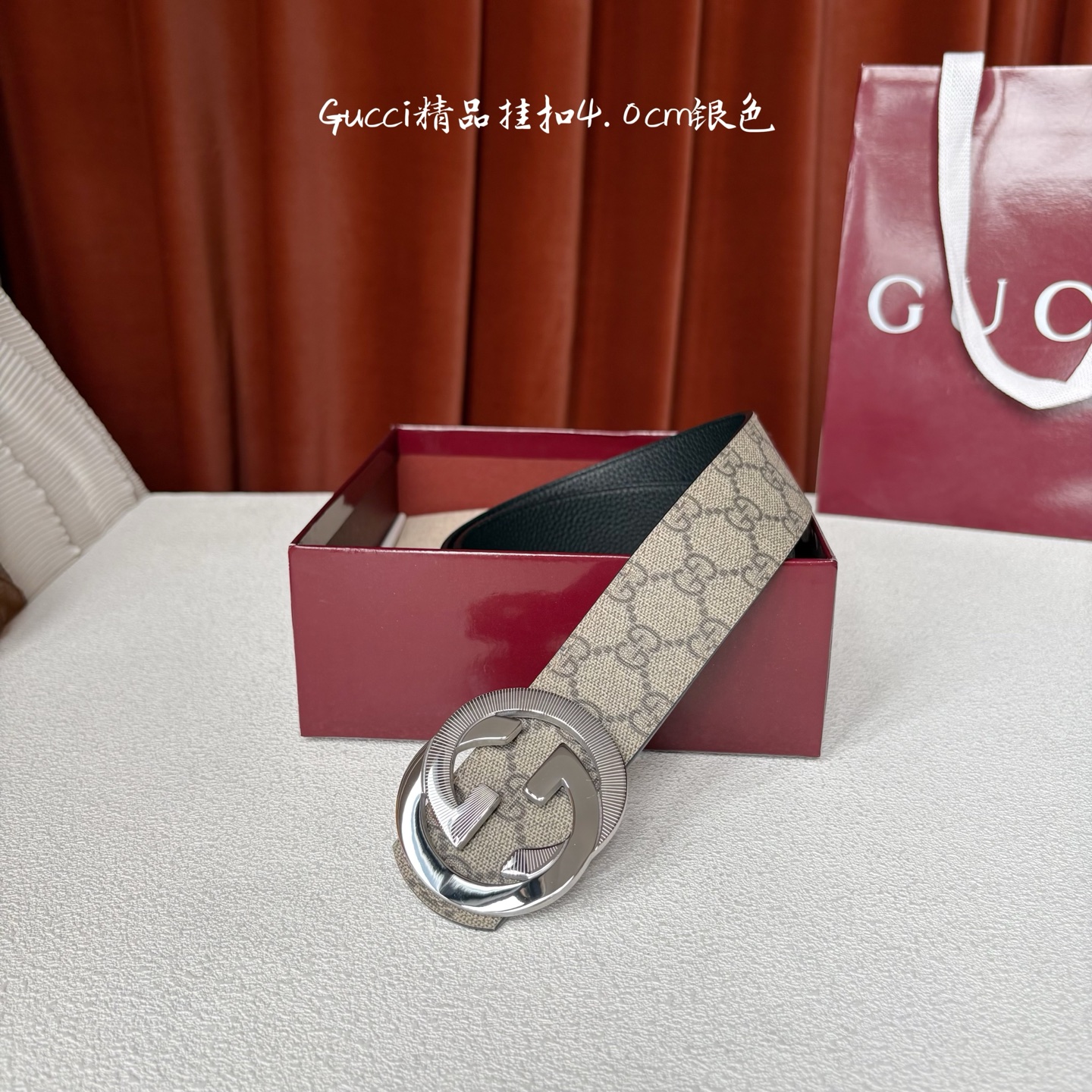 Gucci一面Pvc印花面，一面原版皮底，搭配可拆卸互扣式双G搭扣，两面可用，潮流时尚，大方百搭。