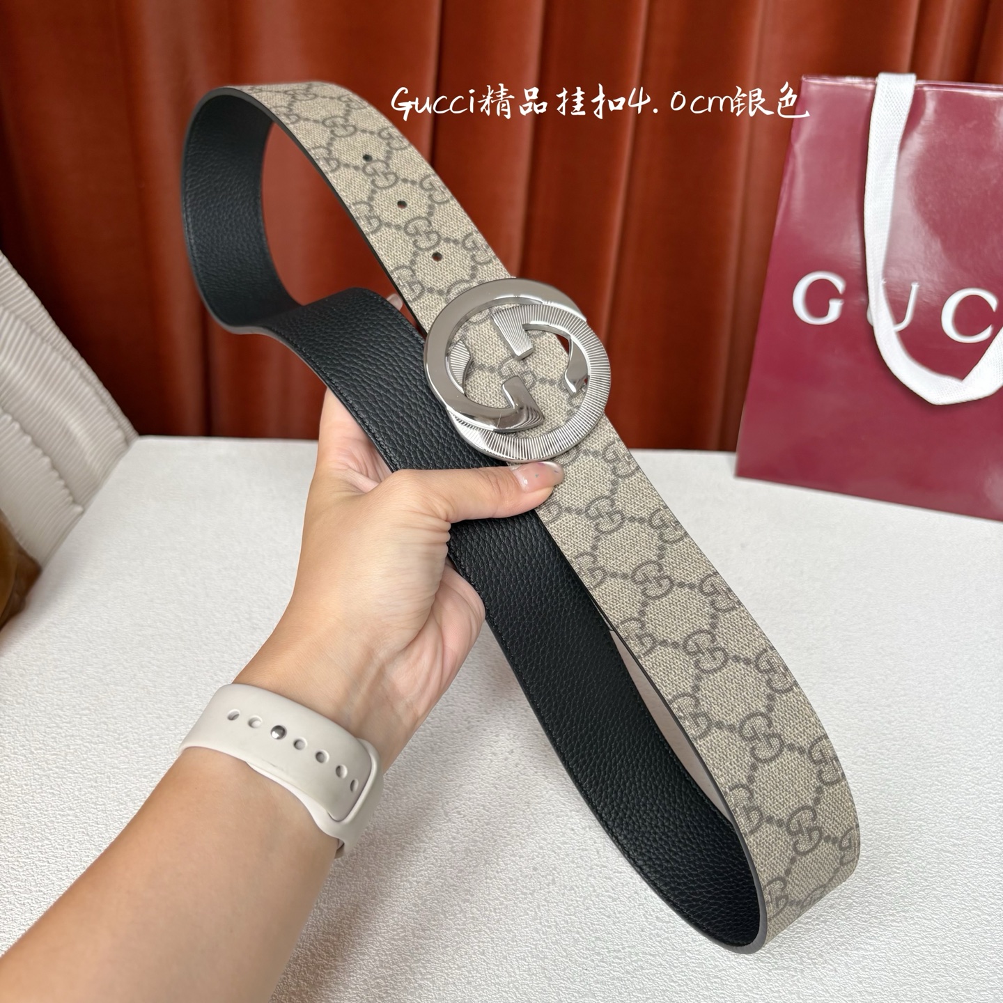 Gucci一面Pvc印花面，一面原版皮底，搭配可拆卸互扣式双G搭扣，两面可用，潮流时尚，大方百搭。