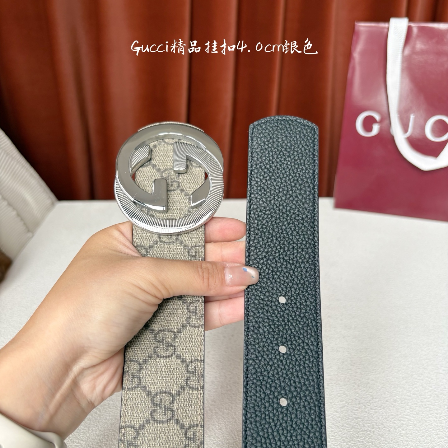 Gucci一面Pvc印花面，一面原版皮底，搭配可拆卸互扣式双G搭扣，两面可用，潮流时尚，大方百搭。