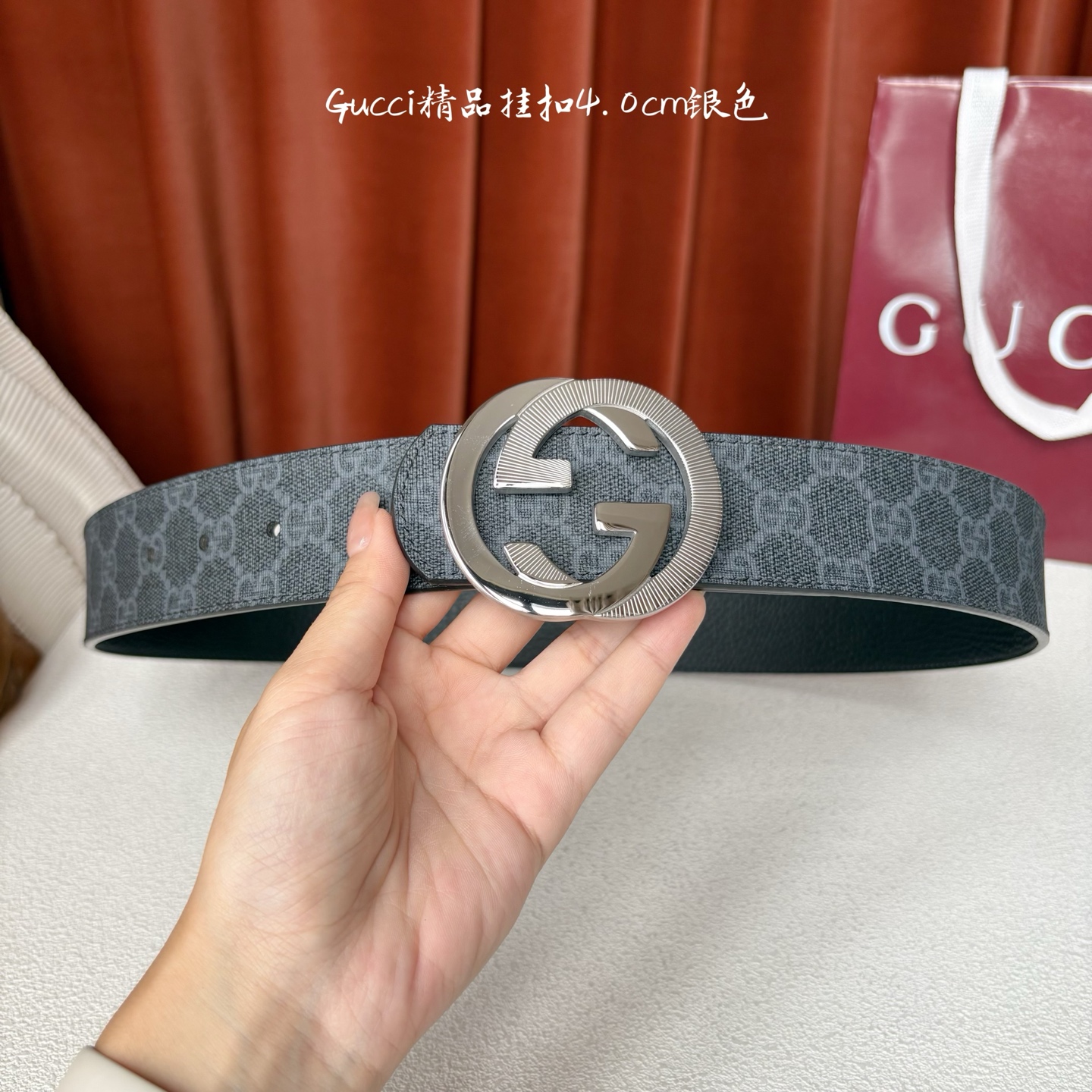 Gucci一面Pvc印花面，一面原版皮底，搭配可拆卸互扣式双G搭扣，两面可用，潮流时尚，大方百搭。