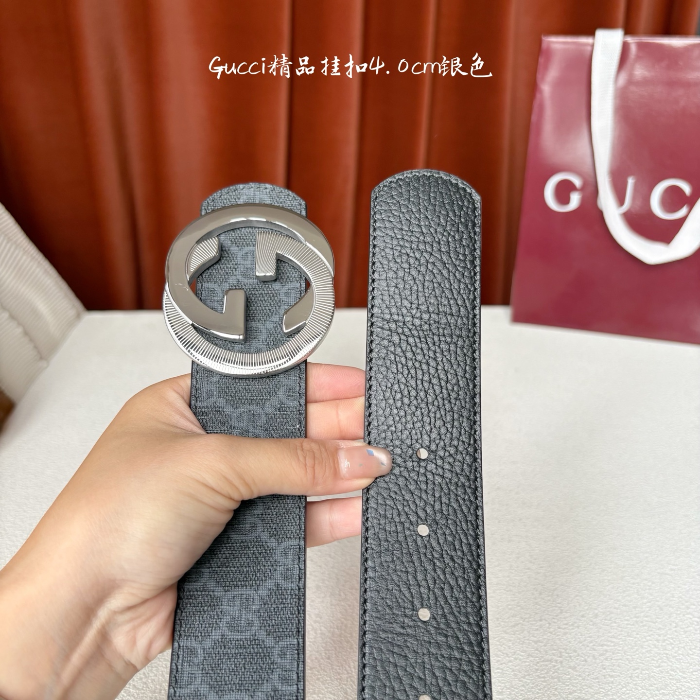 Gucci一面Pvc印花面，一面原版皮底，搭配可拆卸互扣式双G搭扣，两面可用，潮流时尚，大方百搭。