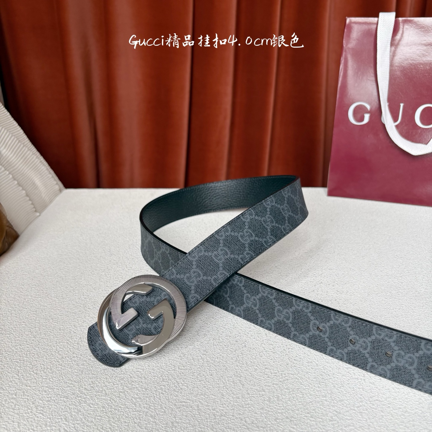 Gucci一面Pvc印花面，一面原版皮底，搭配可拆卸互扣式双G搭扣，两面可用，潮流时尚，大方百搭。