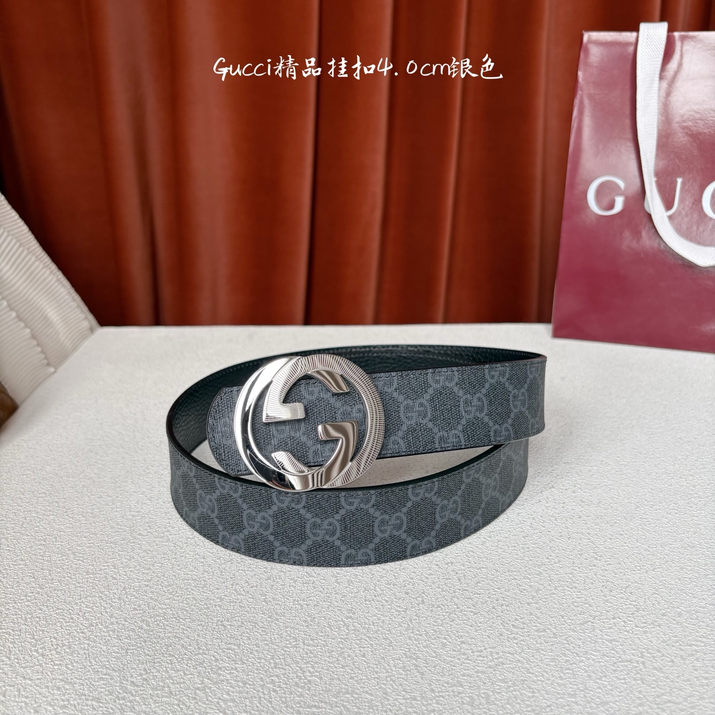 Gucci一面Pvc印花面，一面原版皮底，搭配可拆卸互扣式双G搭扣，两面可用，潮流时尚，大方百搭。