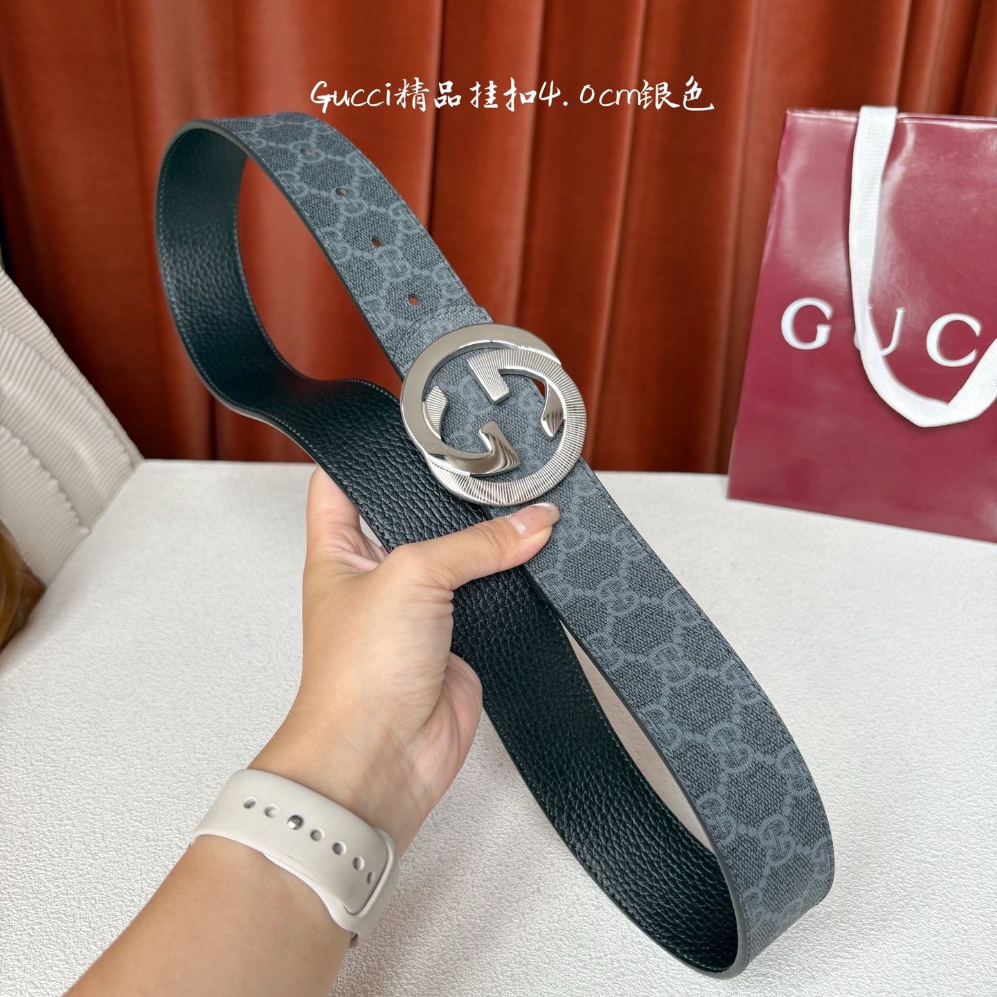 Gucci一面Pvc印花面，一面原版皮底，搭配可拆卸互扣式双G搭扣，两面可用，潮流时尚，大方百搭。