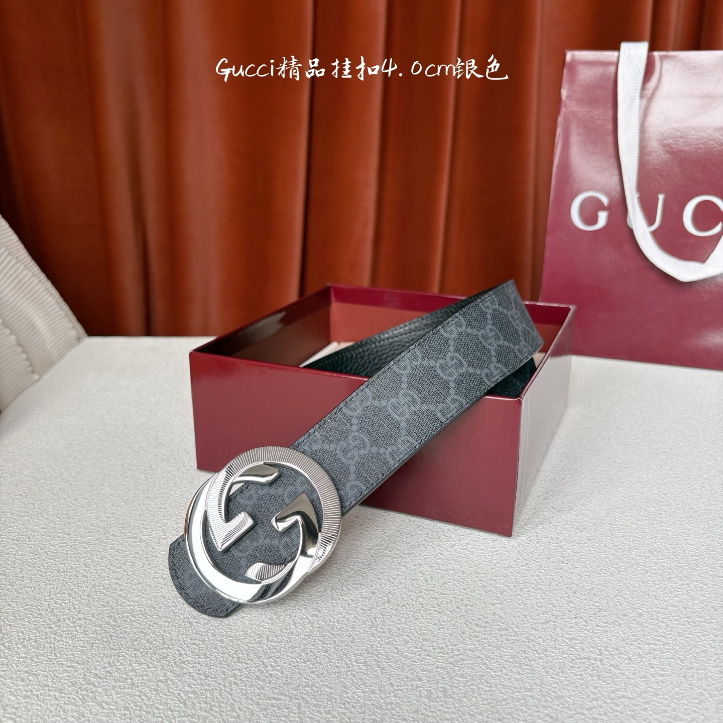 Gucci一面Pvc印花面，一面原版皮底，搭配可拆卸互扣式双G搭扣，两面可用，潮流时尚，大方百搭。