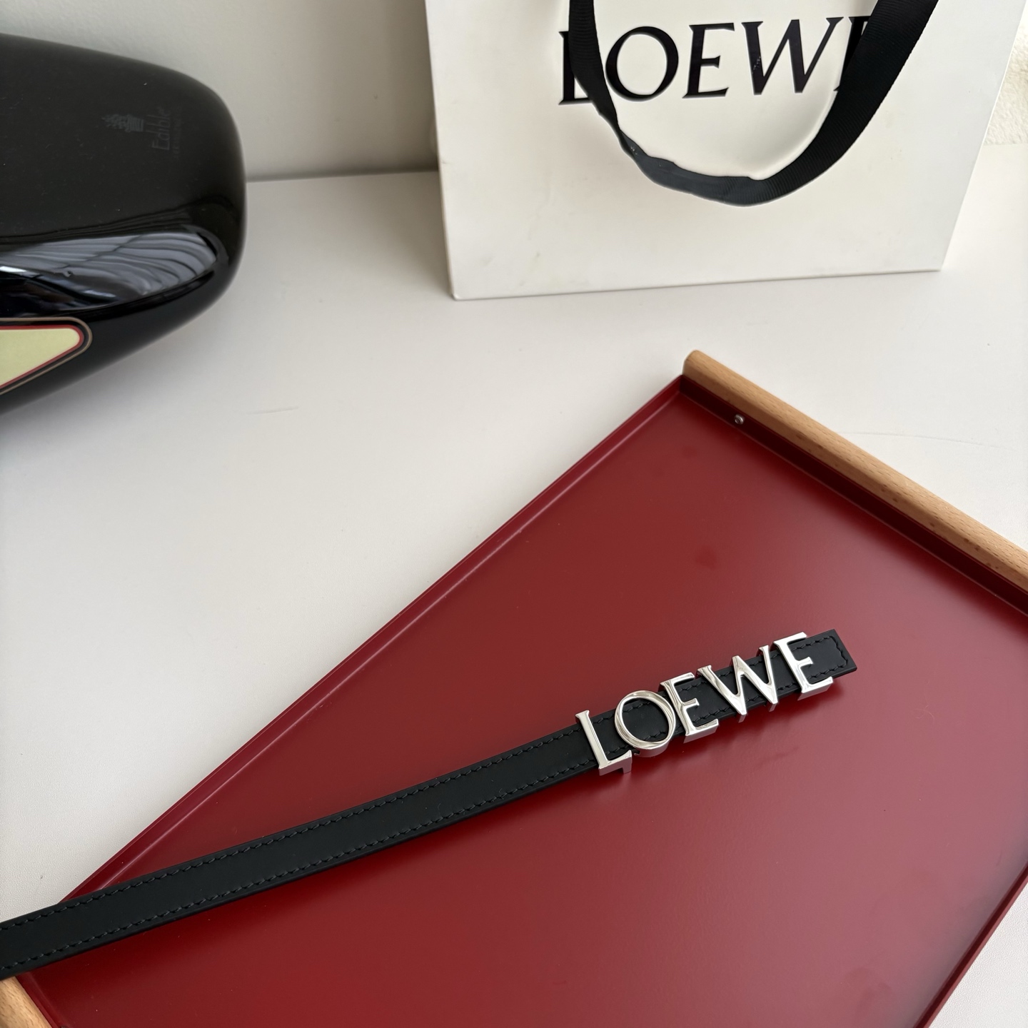 NO:764079,Loewe's new smooth cow leather belt, decorated with metal LOEWE logo, 1.5cm wide, five-hole adjustment. Color black, belt, loewe, loewe, cowhide19860909罗意威新款光滑牛皮革腰带,饰以金属LOEWE标志,宽1.5cm,五孔调节.颜色黑色,皮带,loewe,loewe,cowhide,Belt