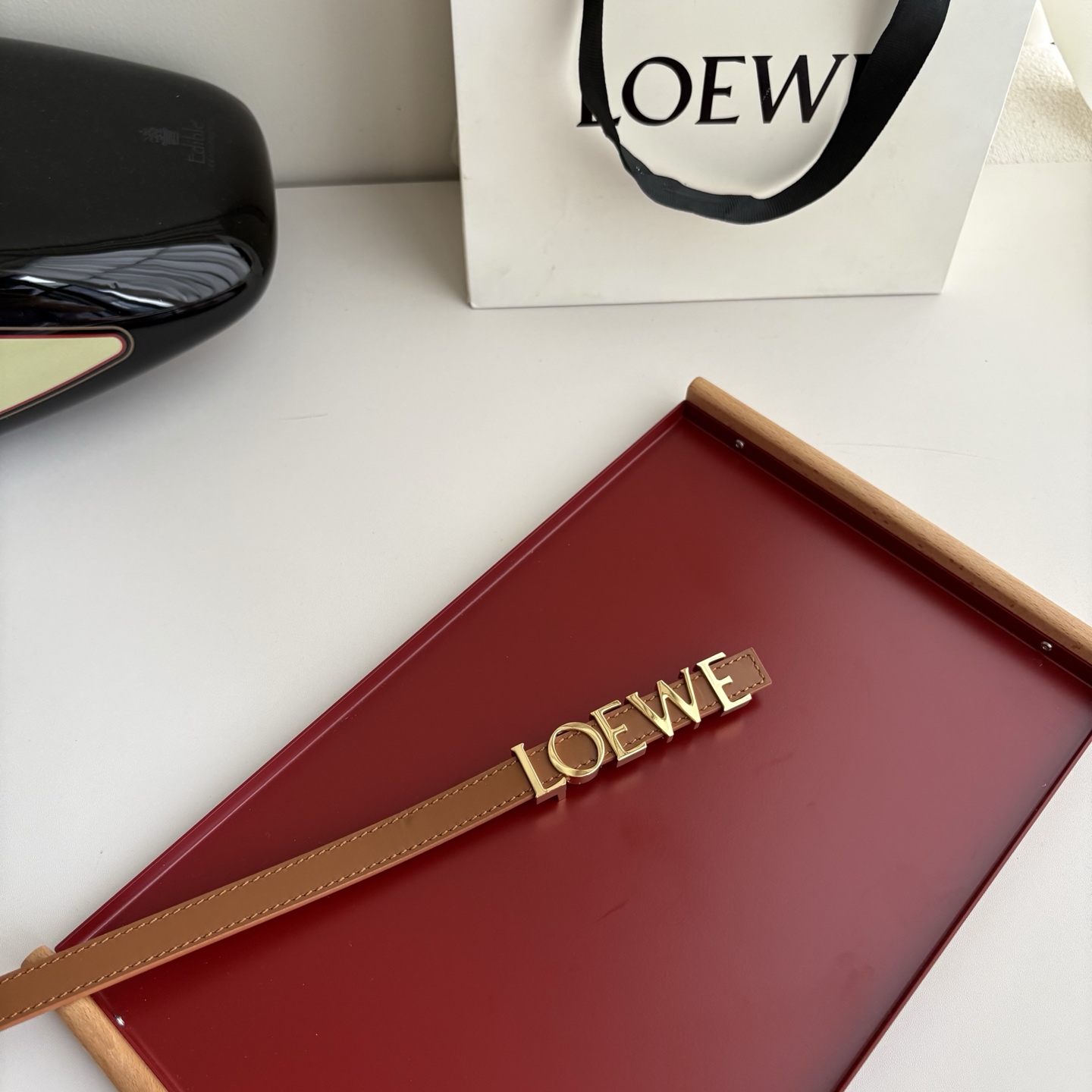 NO:764092,Loewe's new smooth cow leather belt, decorated with metal LOEWE logo, 1.5cm wide, five-hole adjustment. Color, earthy yellow, belt, loewe, loewe, cowhide19860909罗意威新款光滑牛皮革腰带,饰以金属LOEWE标志,宽1.5cm,五孔调节.颜色土黄色,皮带,loewe,loewe,cowhide,Belt