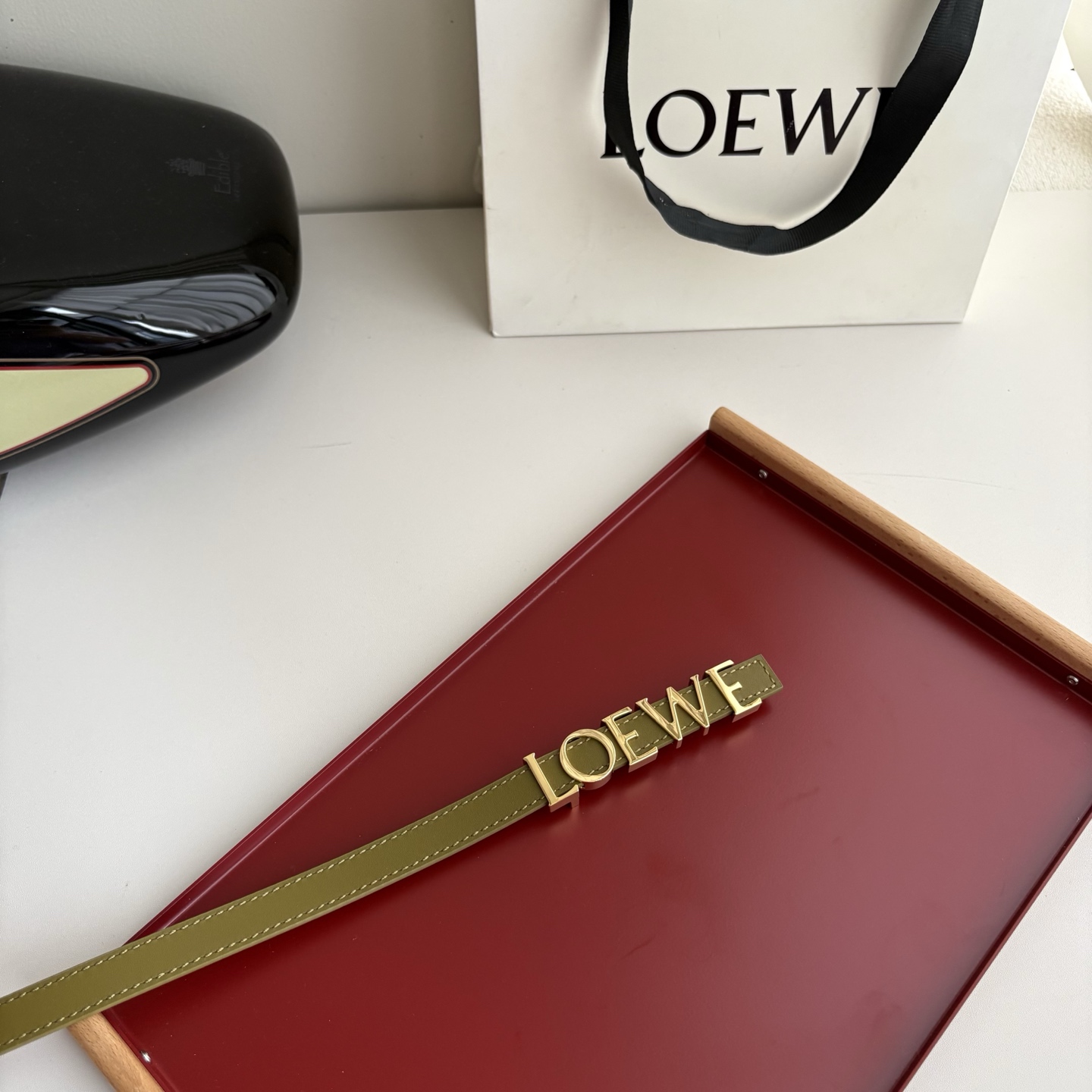 NO:764097,Loewe's new smooth cow leather belt, decorated with metal LOEWE logo, 1.5cm wide, five-hole adjustment. Color olive, belt, loewe, loewe, cowhide19860909罗意威新款光滑牛皮革腰带,饰以金属LOEWE标志,宽1.5cm,五孔调节.颜色橄榄色,皮带,loewe,loewe,cowhide,Belt