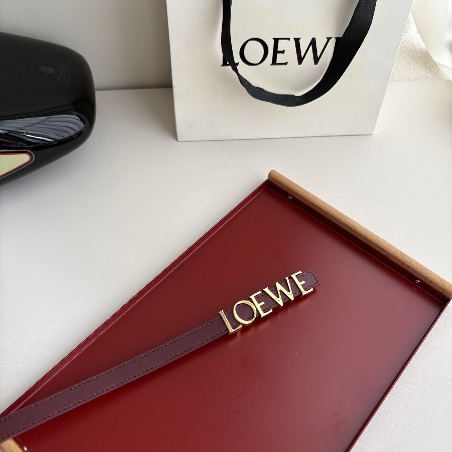 NO:764103,Loewe's new smooth cow leather belt, decorated with metal LOEWE logo, 1.5cm wide, five-hole adjustment. Color burgundy, belt, loewe, loewe, cowhide19860909罗意威新款光滑牛皮革腰带,饰以金属LOEWE标志,宽1.5cm,五孔调节.颜色酒红色,皮带,loewe,loewe,cowhide,Belt