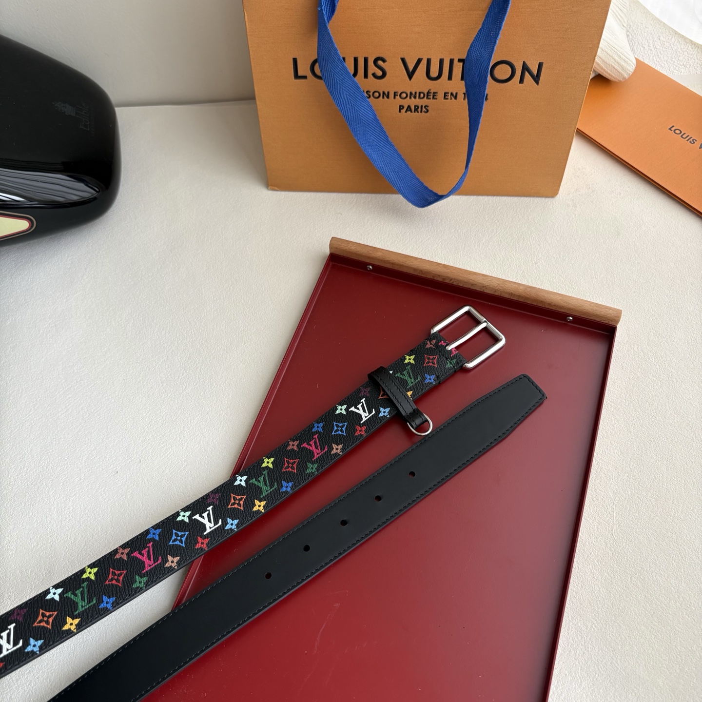 Lv3.0mm黑彩双面腰带，以展现艺术家对品牌经典图案的灵动演绎，搭配针式搭扣和方便悬挂钥匙或装饰的D形