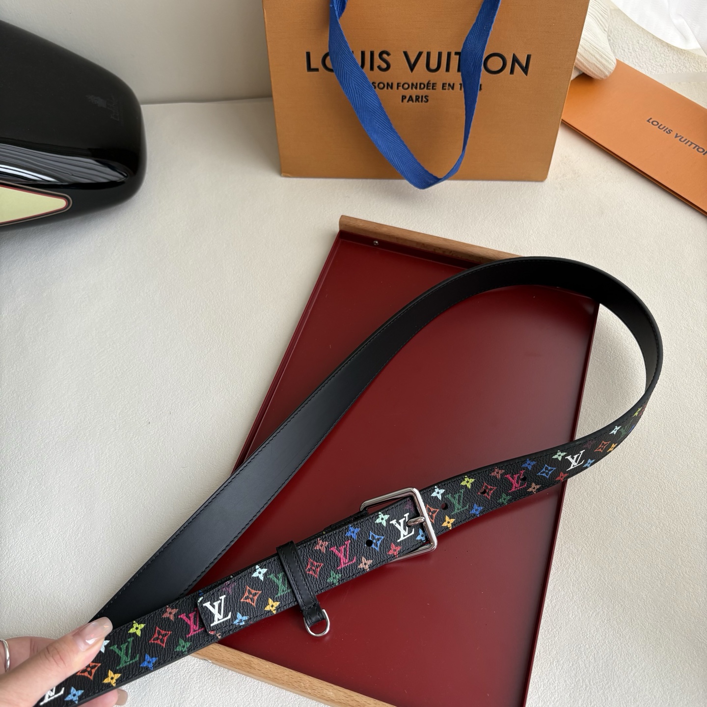 Lv3.0mm黑彩双面腰带，以展现艺术家对品牌经典图案的灵动演绎，搭配针式搭扣和方便悬挂钥匙或装饰的D形