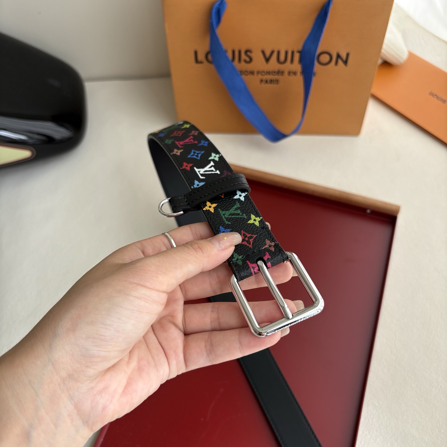 Lv3.0mm黑彩双面腰带，以展现艺术家对品牌经典图案的灵动演绎，搭配针式搭扣和方便悬挂钥匙或装饰的D形