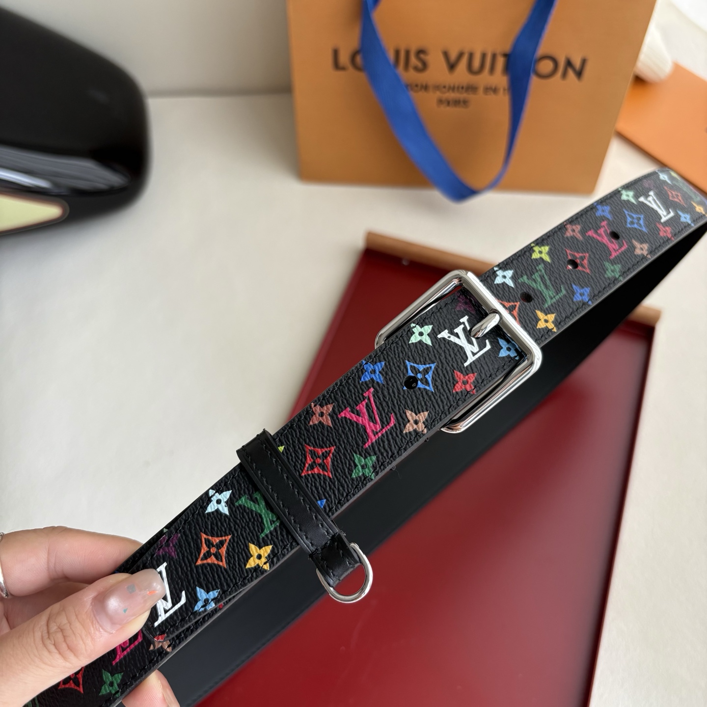 Lv3.0mm黑彩双面腰带，以展现艺术家对品牌经典图案的灵动演绎，搭配针式搭扣和方便悬挂钥匙或装饰的D形