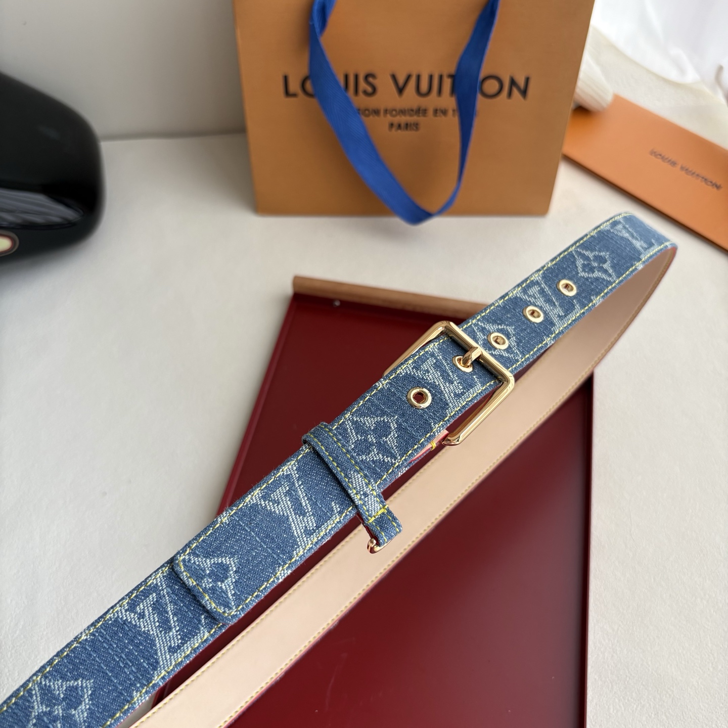 Lv3.0mm牛仔印花腰带，以展现艺术家对品牌经典图案的灵动演绎，搭配针式搭扣和方便悬挂钥匙或装饰的D形