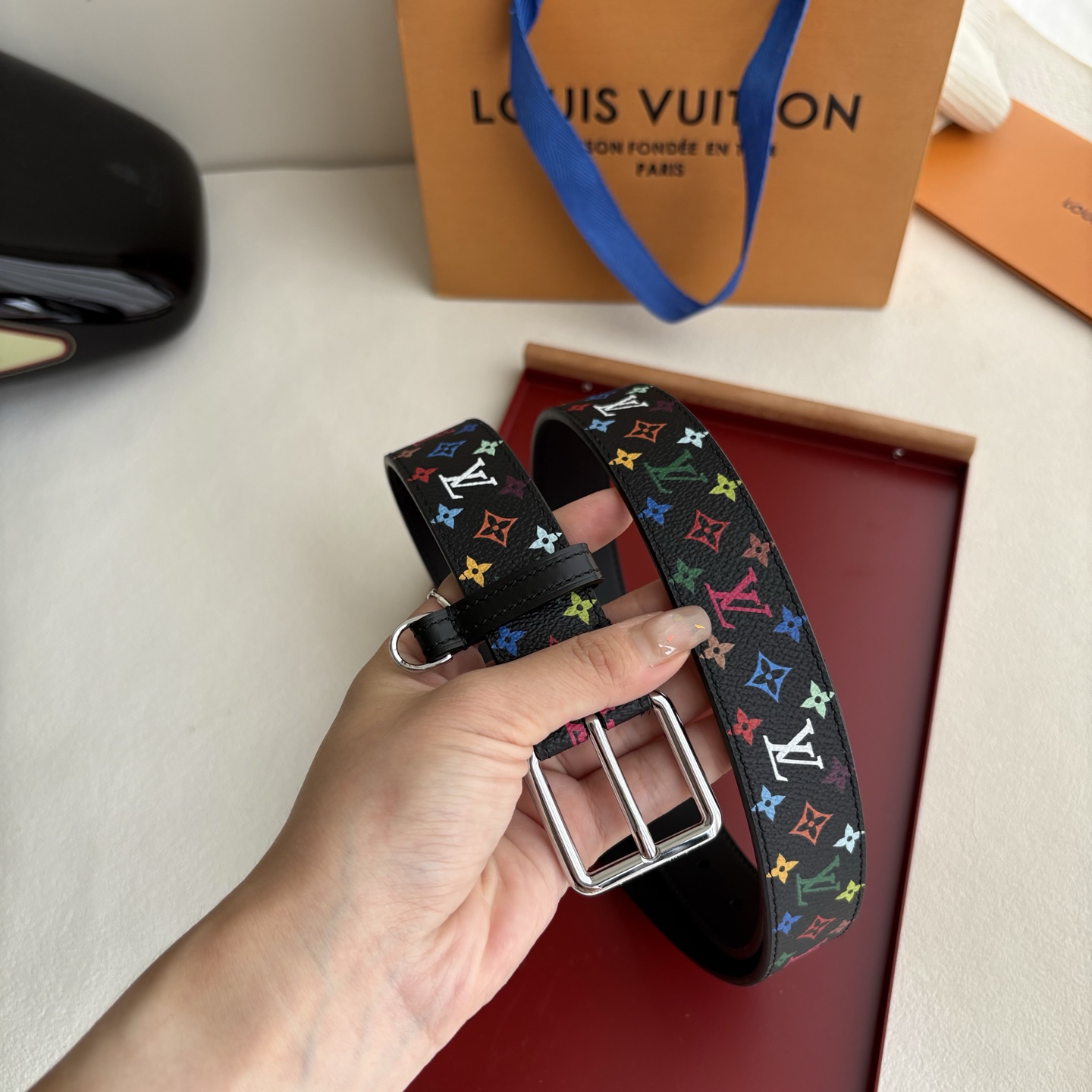 NO:764009,Lv3.0mm black color double-sided belt shows the artist's smart interpretation of the brand's classic pattern. With a pin buckle and a D-ring for hanging keys or decorations, it can inject avant-garde style into various looks., belt, louis vuitton19860909Lv3.0mm黑彩双面腰带,以展现艺术家对品牌经典图案的灵动演绎,搭配针式搭扣和方便悬挂钥匙或装饰的D形环,可为各式造型注入前卫格调.,皮带,louis vuitton,Belt