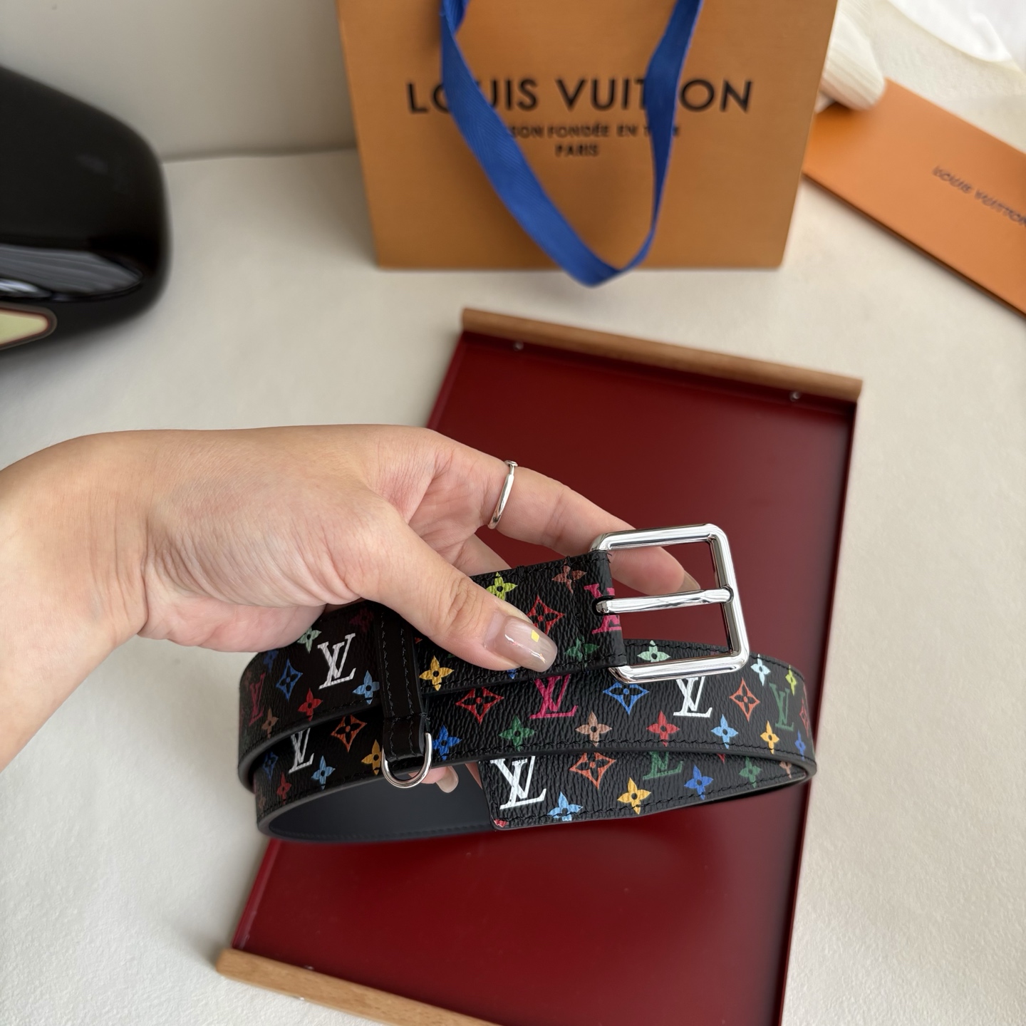 Lv3.0mm黑彩双面腰带，以展现艺术家对品牌经典图案的灵动演绎，搭配针式搭扣和方便悬挂钥匙或装饰的D形