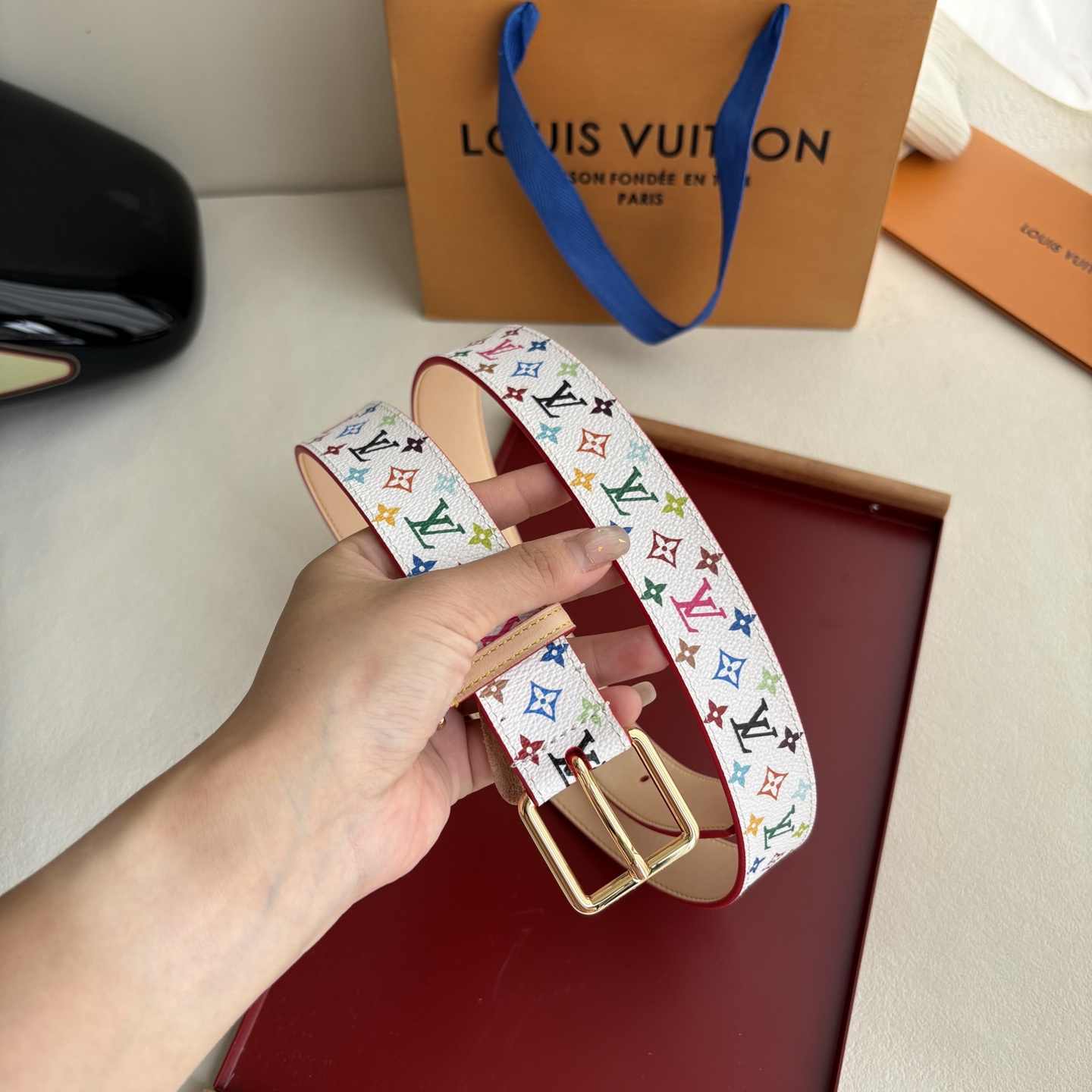 NO:764013,Lv3.0mm white color double-sided belt shows the artist's smart interpretation of the brand's classic pattern. With a pin buckle and a D-ring for hanging keys or decorations, it can inject avant-garde style into various looks., belt, louis vuitton19860909Lv3.0mm白彩双面腰带,以展现艺术家对品牌经典图案的灵动演绎,搭配针式搭扣和方便悬挂钥匙或装饰的D形环,可为各式造型注入前卫格调.,皮带,louis vuitton,Belt