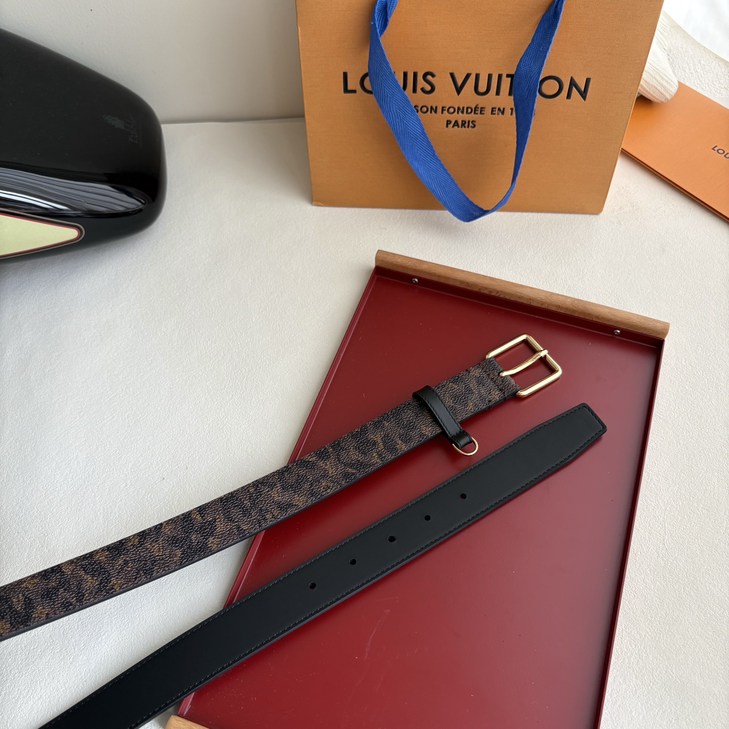 Lv3.0mm新款印花双面腰带，以展现艺术家对品牌经典图案的灵动演绎，搭配针式搭扣和方便悬挂钥匙或装饰的