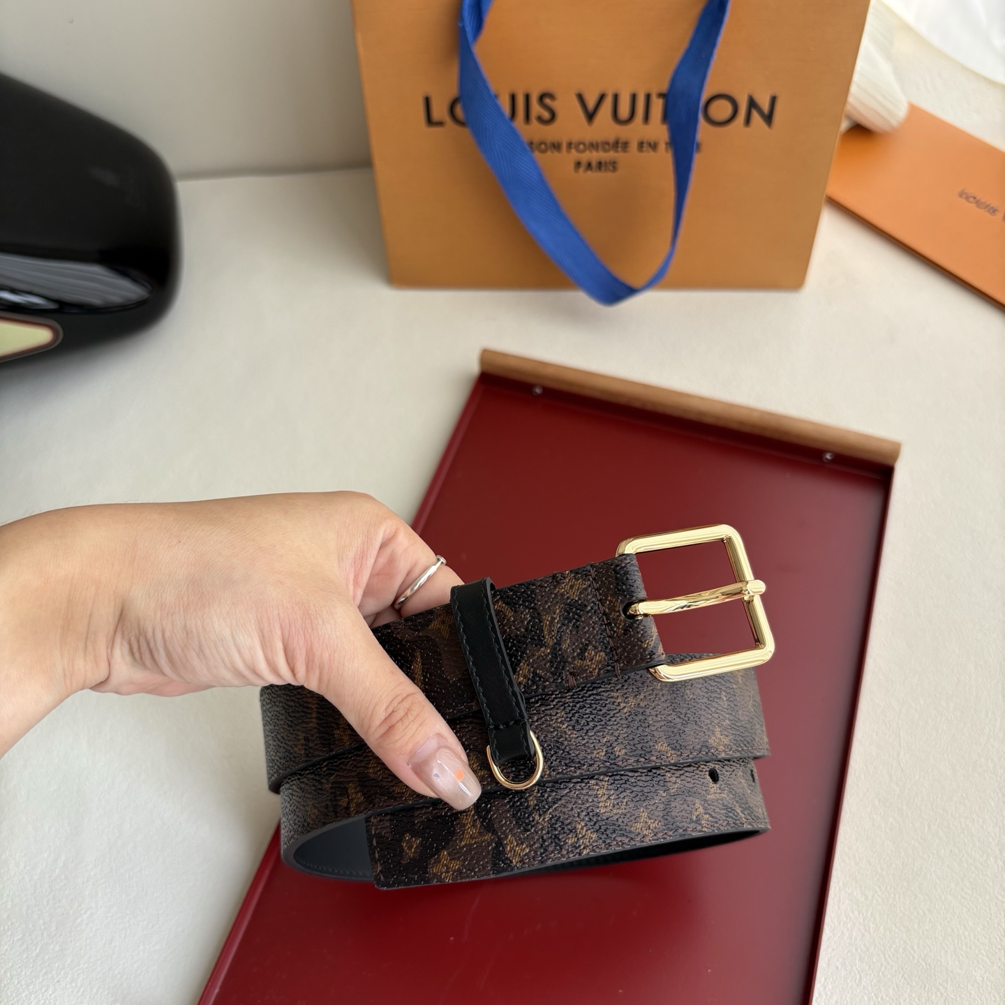 Lv3.0mm新款印花双面腰带，以展现艺术家对品牌经典图案的灵动演绎，搭配针式搭扣和方便悬挂钥匙或装饰的