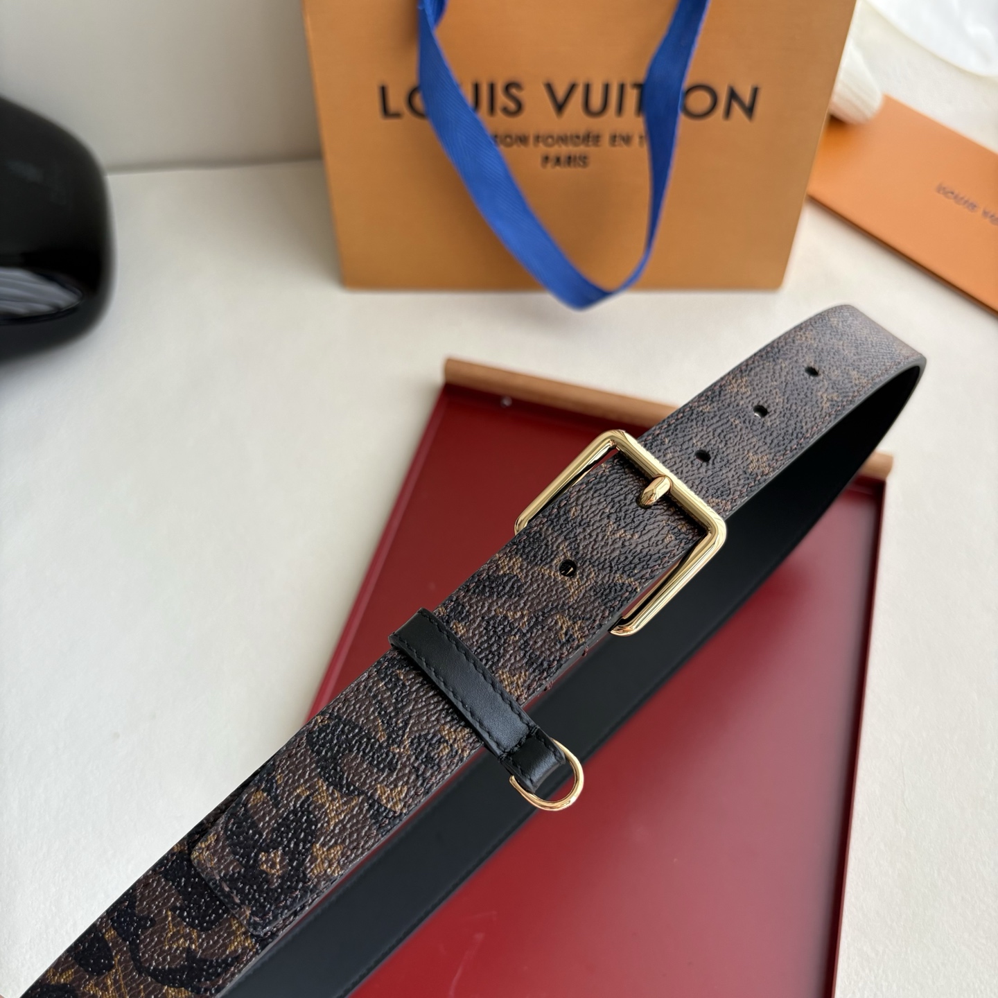 Lv3.0mm新款印花双面腰带，以展现艺术家对品牌经典图案的灵动演绎，搭配针式搭扣和方便悬挂钥匙或装饰的