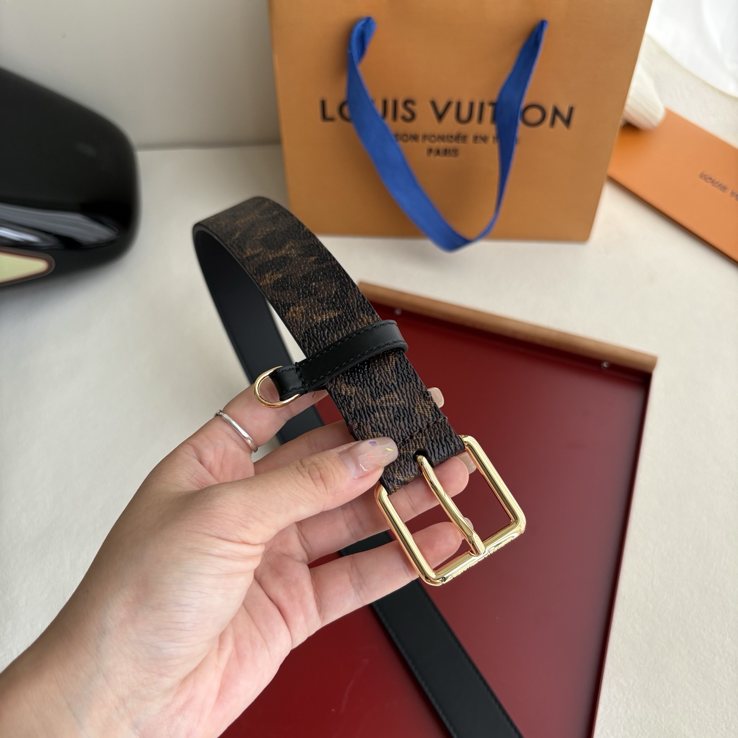 Lv3.0mm新款印花双面腰带，以展现艺术家对品牌经典图案的灵动演绎，搭配针式搭扣和方便悬挂钥匙或装饰的