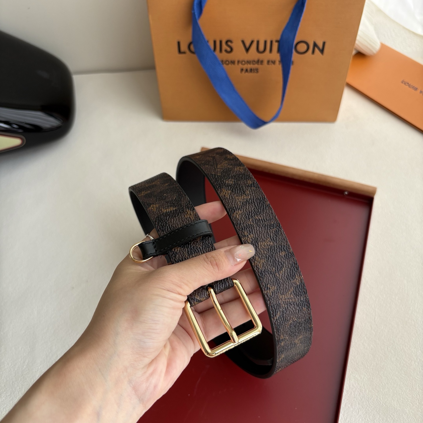 NO:764019,Lv3.0mm new printed double-sided belt shows the artist's smart interpretation of the brand's classic pattern. With a pin buckle and a D-ring for hanging keys or decorations, it can inject avant-garde style into various looks., belt, louis vuitton19860909Lv3.0mm新款印花双面腰带,以展现艺术家对品牌经典图案的灵动演绎,搭配针式搭扣和方便悬挂钥匙或装饰的D形环,可为各式造型注入前卫格调.,皮带,louis vuitton,Belt