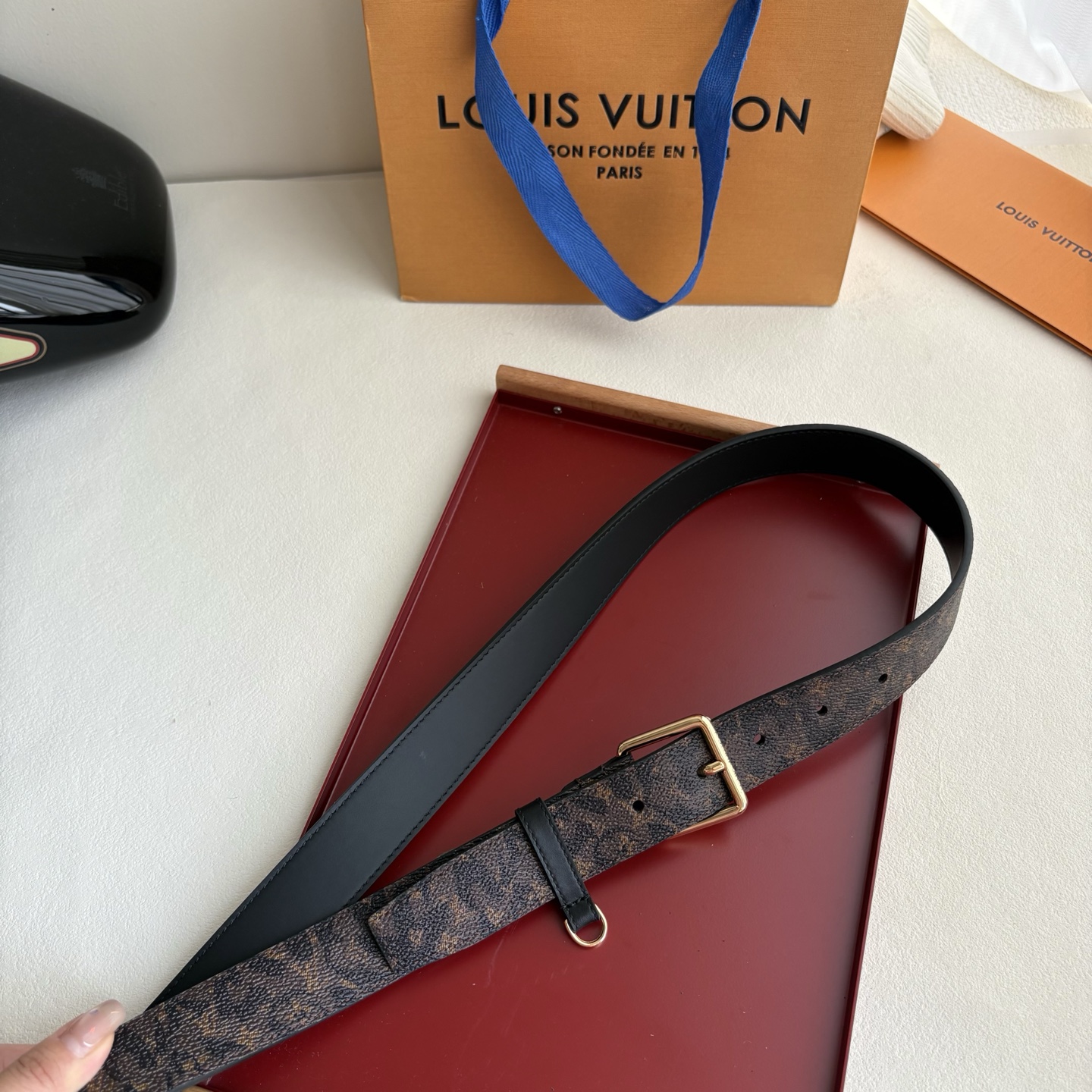 Lv3.0mm新款印花双面腰带，以展现艺术家对品牌经典图案的灵动演绎，搭配针式搭扣和方便悬挂钥匙或装饰的