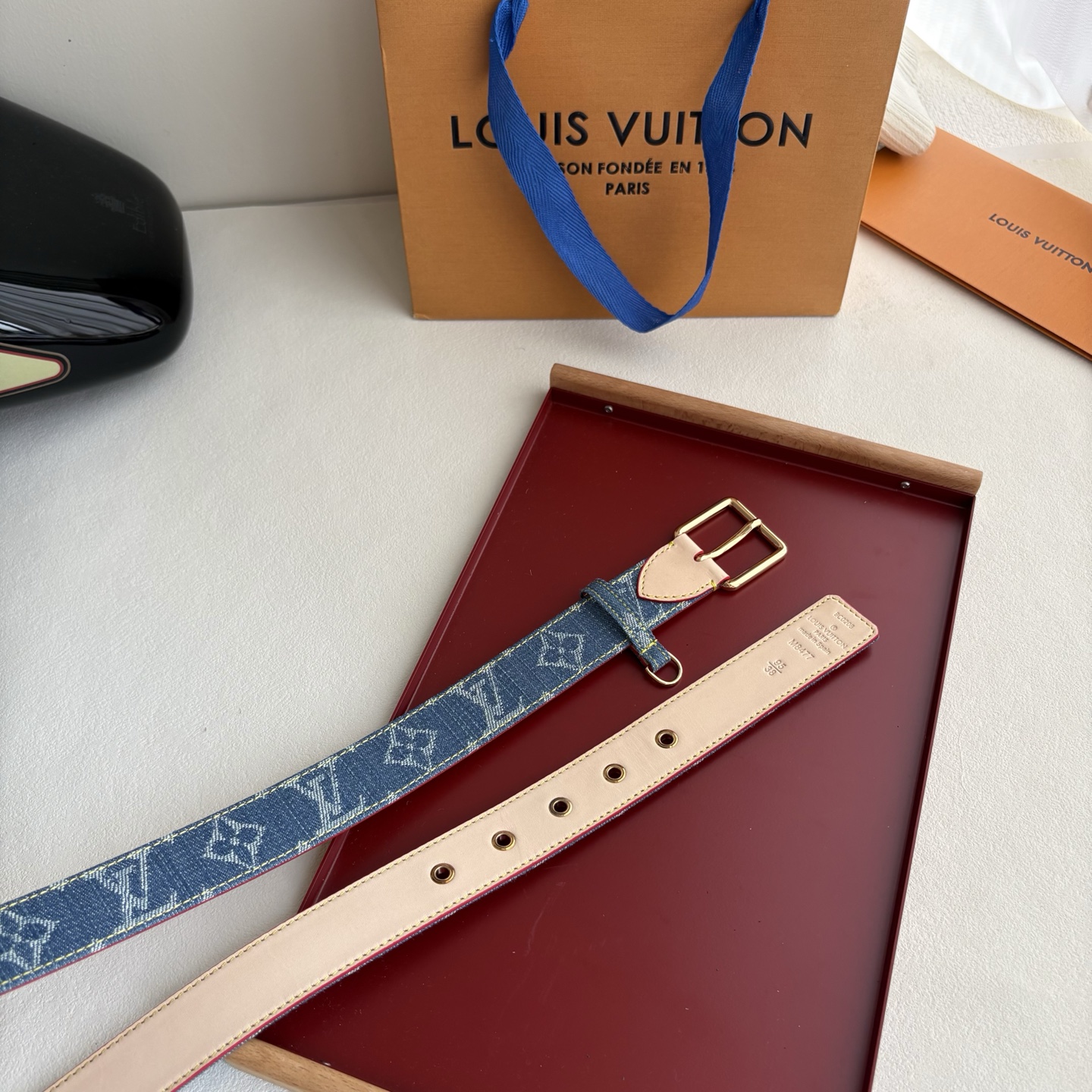 Lv3.0mm牛仔印花腰带，以展现艺术家对品牌经典图案的灵动演绎，搭配针式搭扣和方便悬挂钥匙或装饰的D形