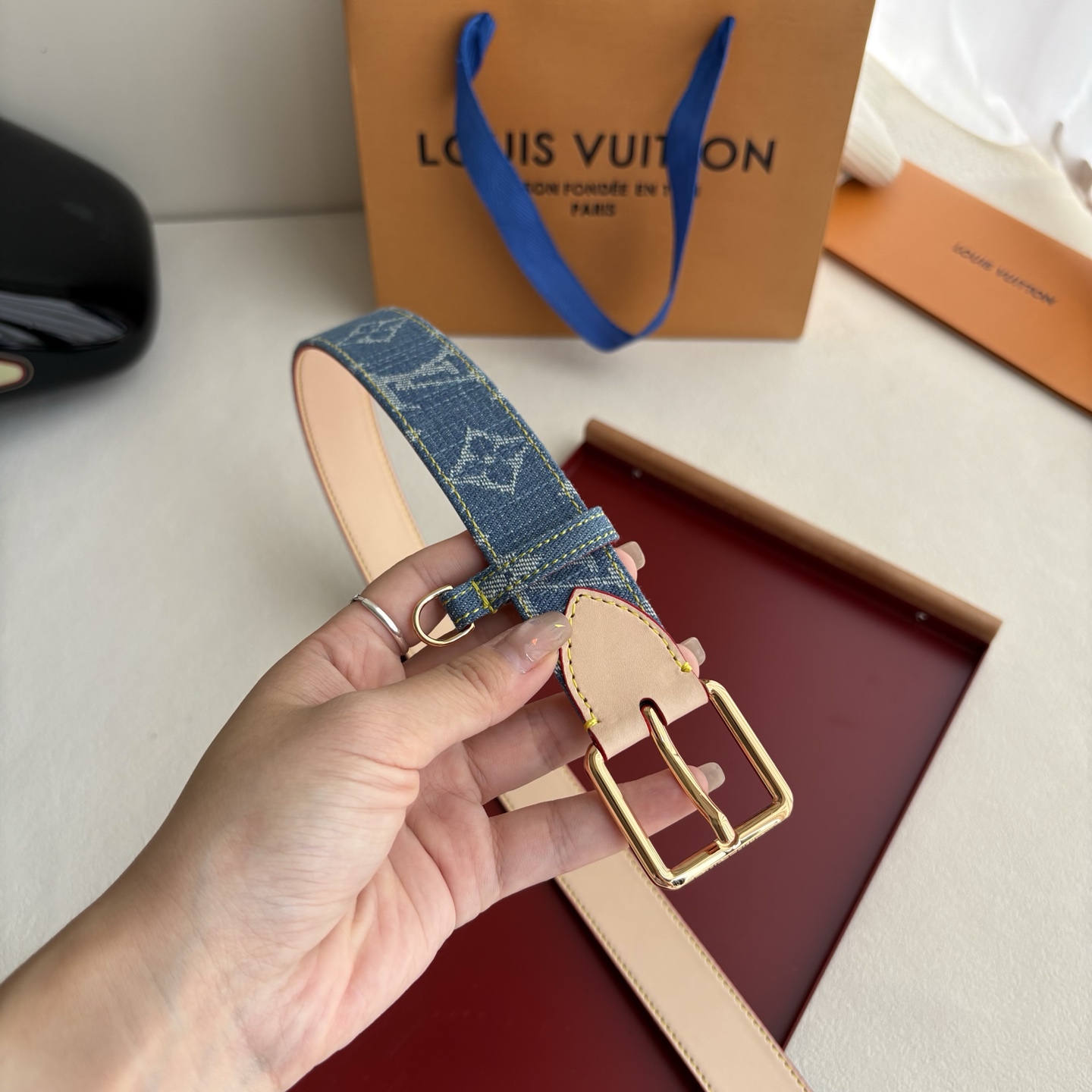 Lv3.0mm牛仔印花腰带，以展现艺术家对品牌经典图案的灵动演绎，搭配针式搭扣和方便悬挂钥匙或装饰的D形