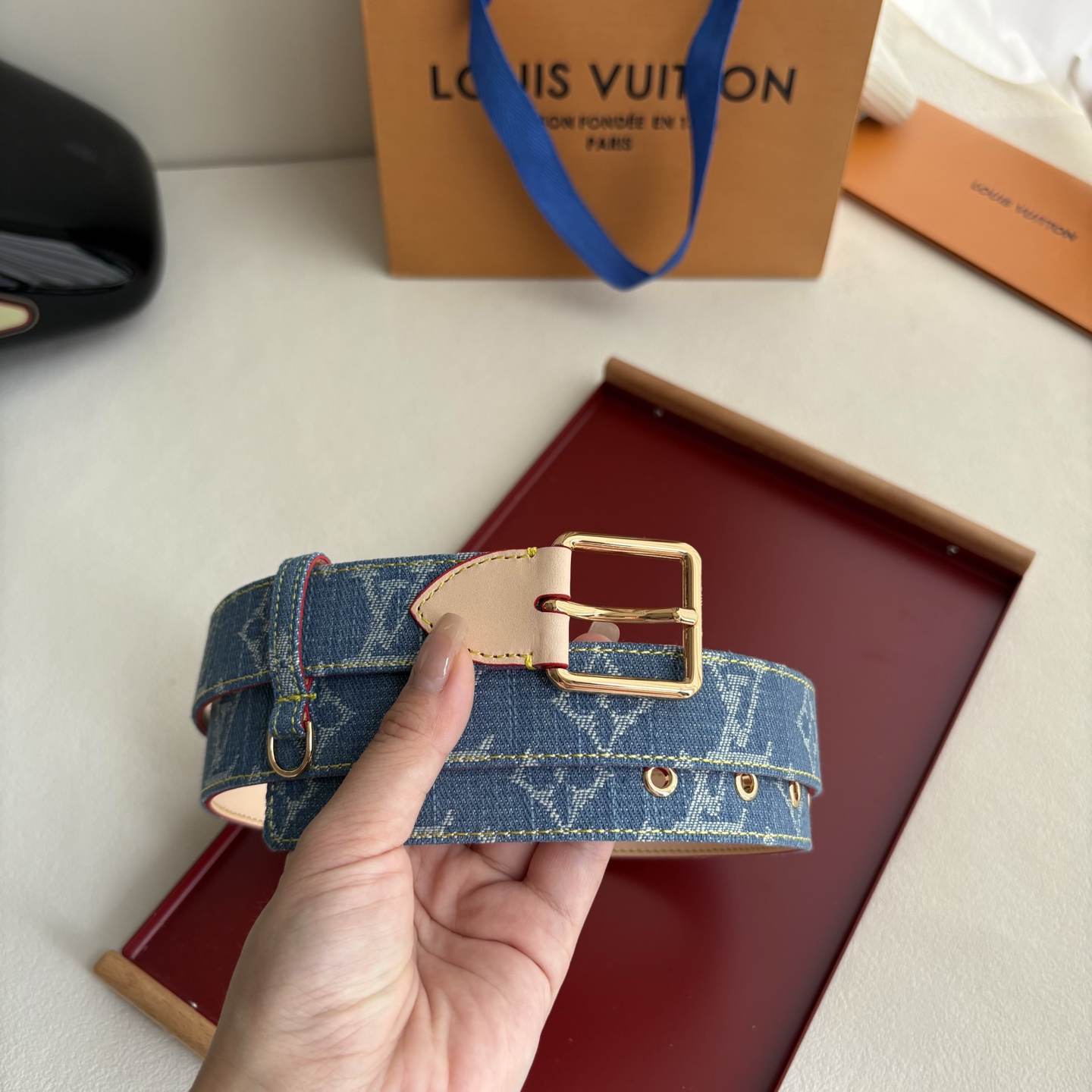 Lv3.0mm牛仔印花腰带，以展现艺术家对品牌经典图案的灵动演绎，搭配针式搭扣和方便悬挂钥匙或装饰的D形