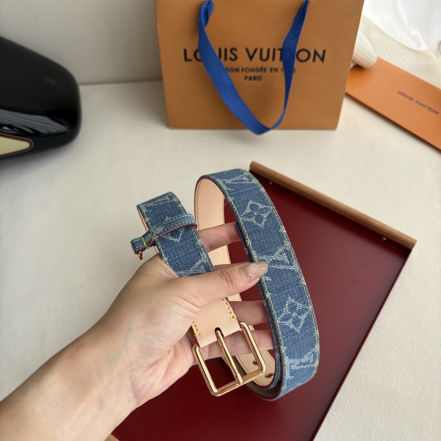 NO:764025,Lv3.0mm denim printed belt shows the artist's smart interpretation of the brand's classic pattern. With a pin buckle and a D-ring for hanging keys or decorations, it can inject avant-garde style into various looks., belt, louis vuitton19860909Lv3.0mm牛仔印花腰带,以展现艺术家对品牌经典图案的灵动演绎,搭配针式搭扣和方便悬挂钥匙或装饰的D形环,可为各式造型注入前卫格调.,皮带,louis vuitton,Belt