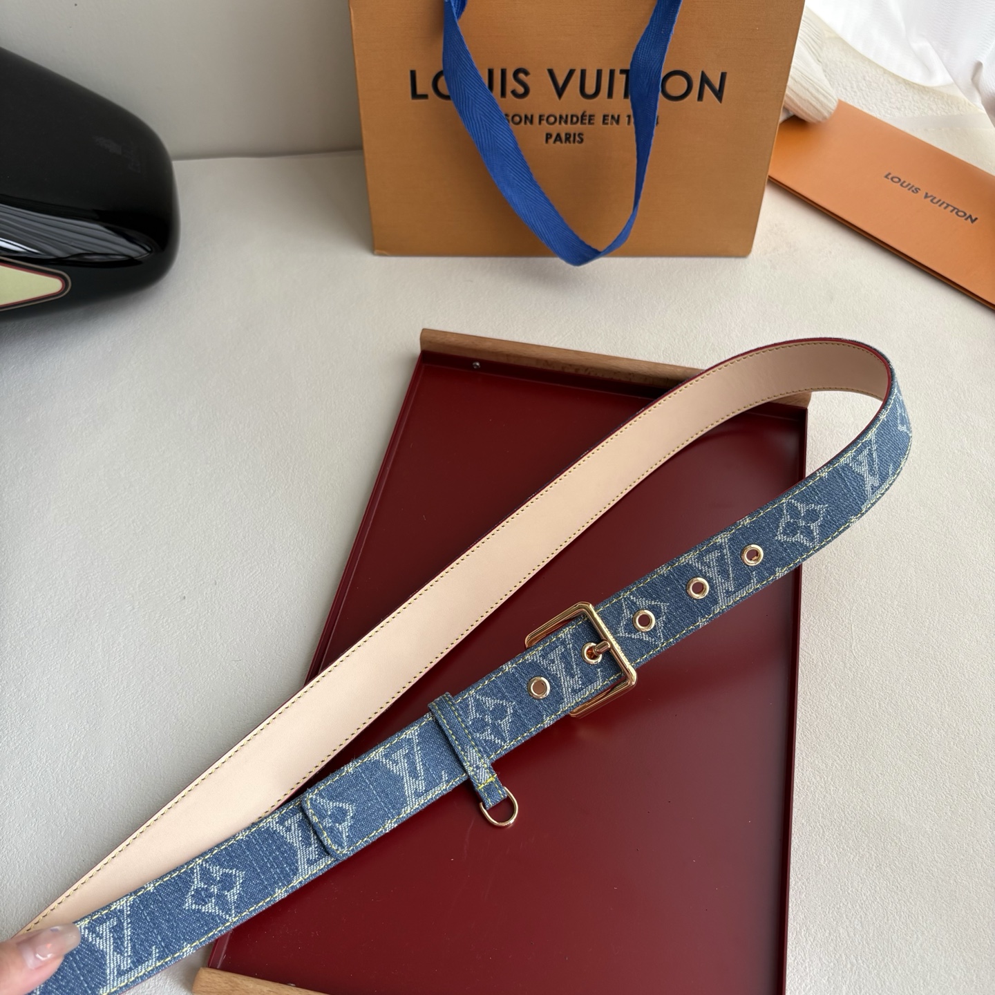Lv3.0mm牛仔印花腰带，以展现艺术家对品牌经典图案的灵动演绎，搭配针式搭扣和方便悬挂钥匙或装饰的D形